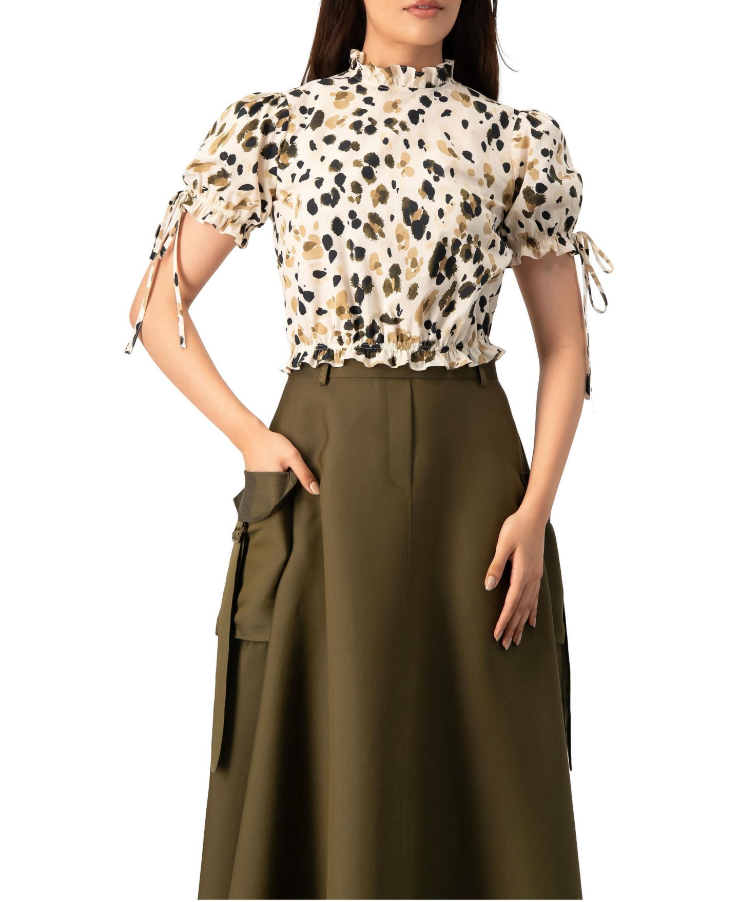 Женская блузка Ivonne Abstract Animal Print Crop Blouse, Puff Sleeve Ruffle Neck Top, цвет: Оливковый зелёный — фото 1