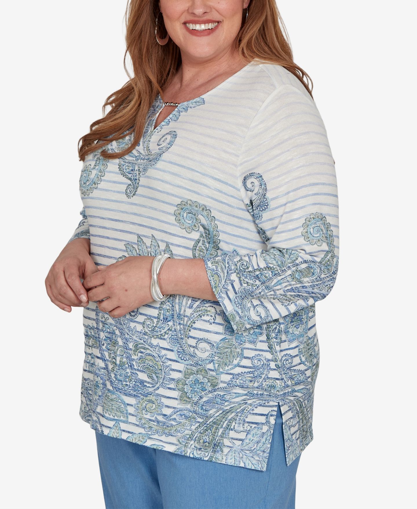 Женская блузка Alfred Dunner Plus Size Provence Paisley Stripe 3/4-Sleeve Split-Neck, цвет: Wedgewood — фото 2