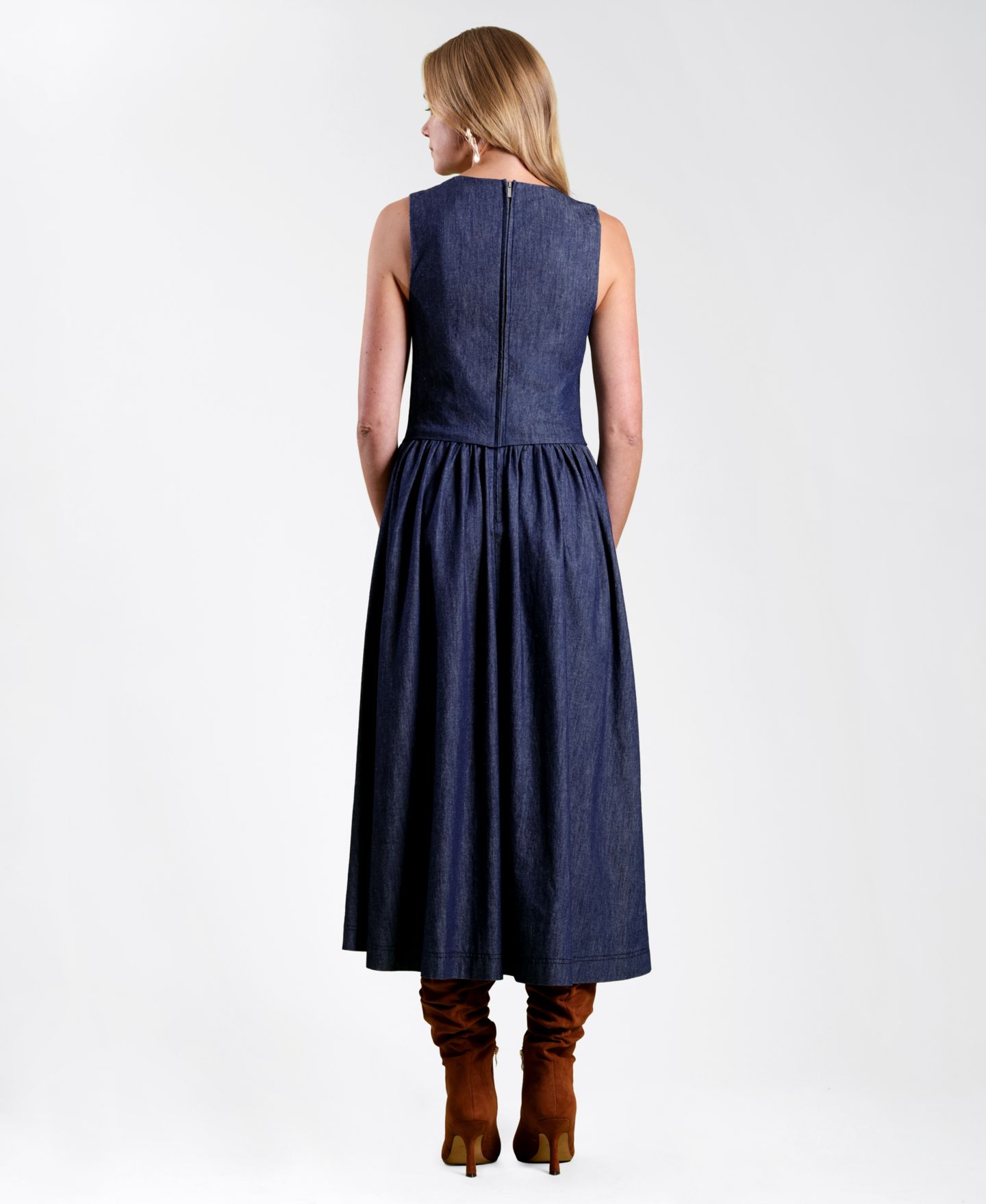 Женское платье Avec Les Filles Denim Vest Twofer Sleeveless V-Neck A-Line Midi, цвет: Варёный — фото 4