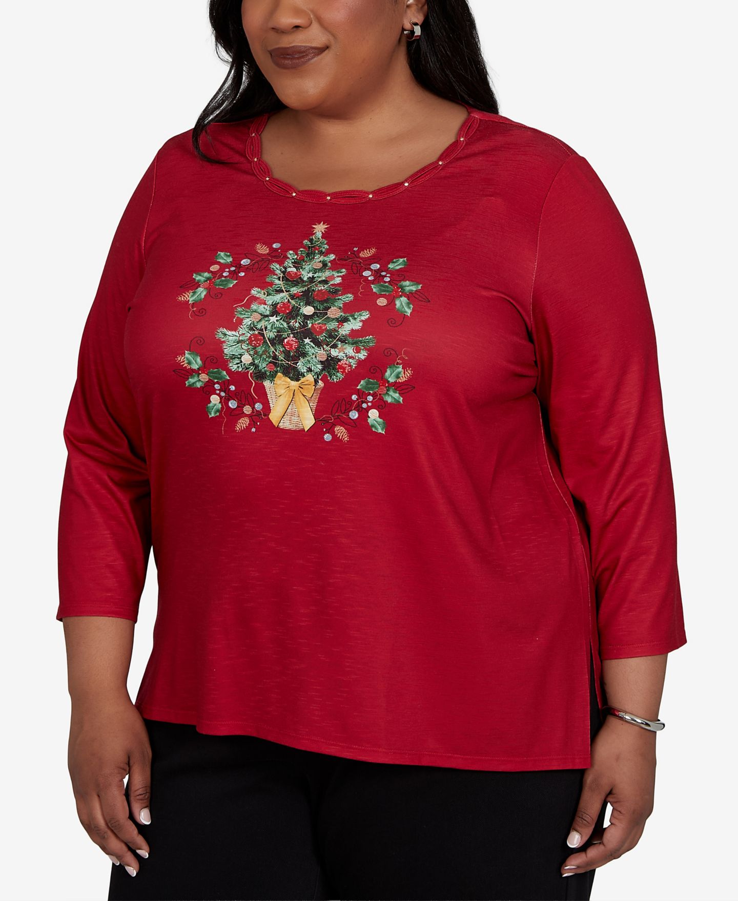 Женский топ Alfred Dunner Plus Size Christmas Tree 3/4-Sleeve Braided Neck, цвет: Красный — фото 2
