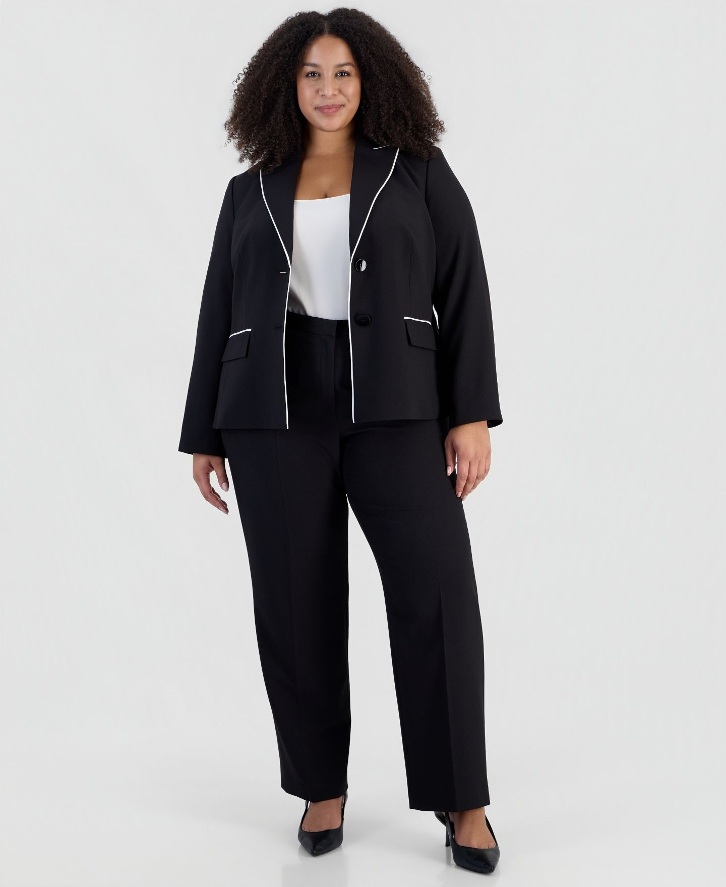 Женский комплект Le Suit Plus Size Kate Two-Button Contrast Piping Jacket and Pants, 2-Piece Suit, цвет: Чёрный / Ванильный ледяной — фото 1