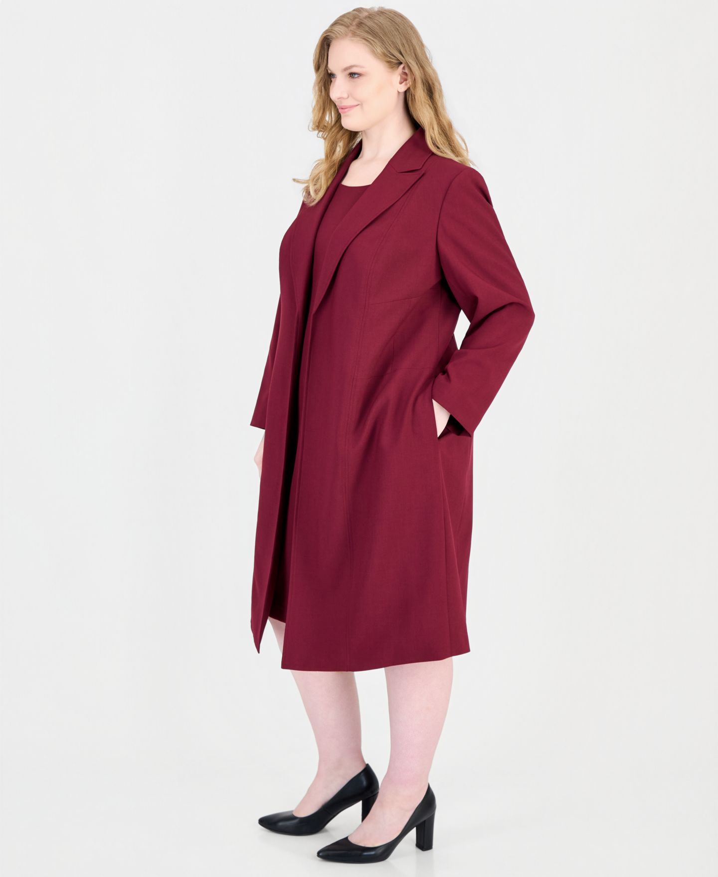 Женские комплекты Le Suit Plus Size Peak-Lapel Sheath Topper & Dress, 2-Piece Set, цвет: Бордо — фото 6
