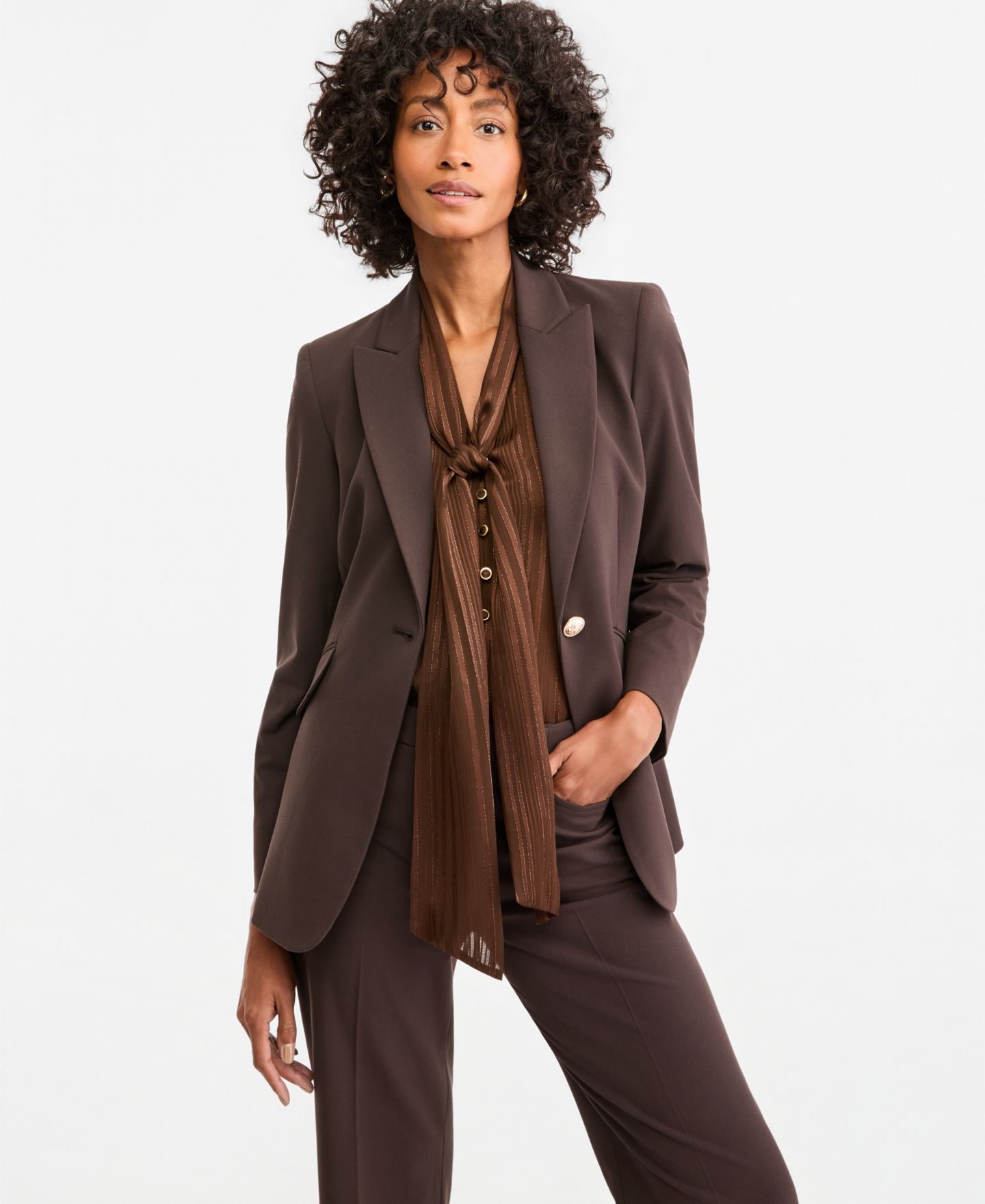Женские комплекты Tahari ASL One-Button Blazer, Tie-Neck Satin Blouse & Flare-Leg Pants, цвет: Тёмно-коричневый — фото 2