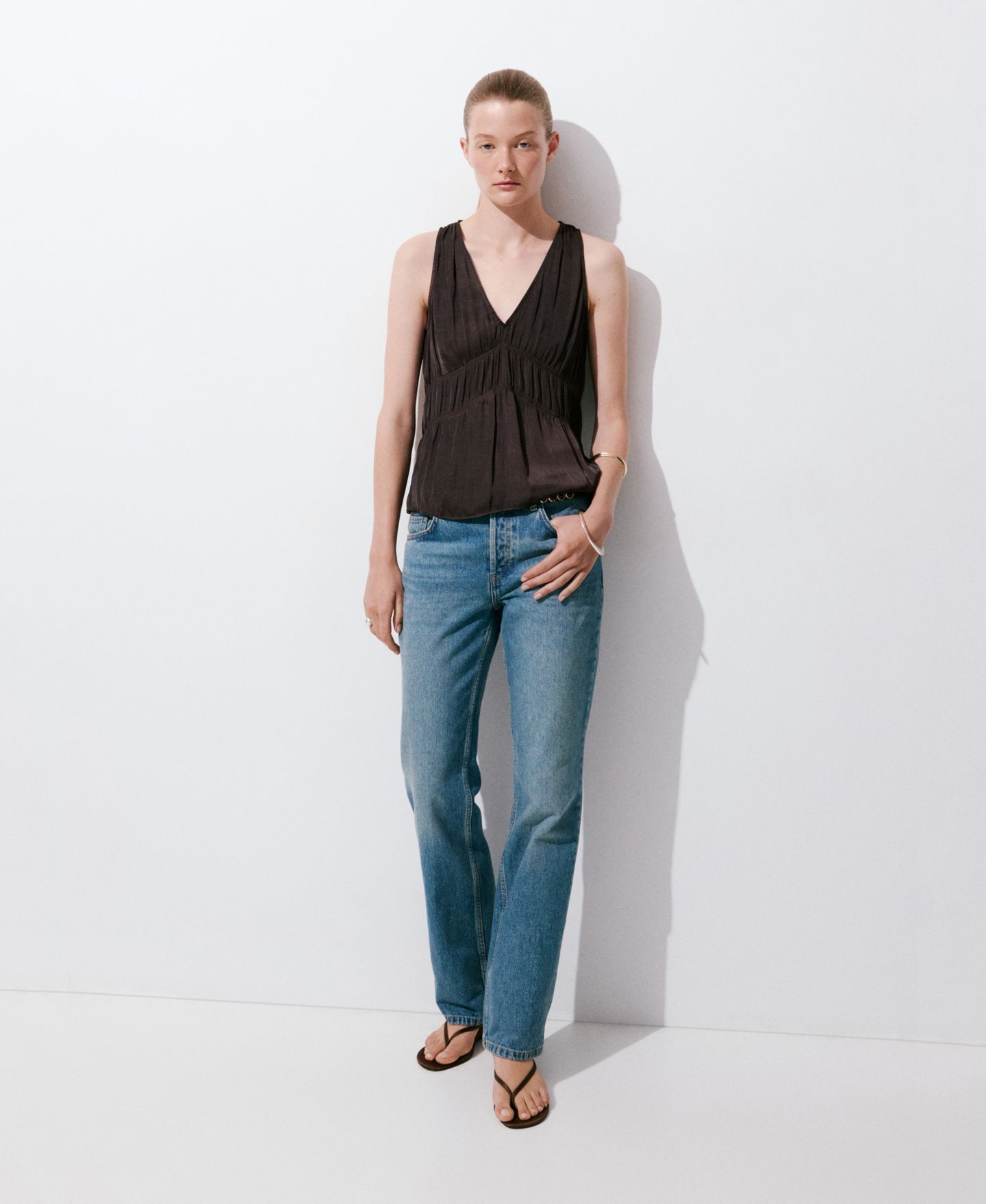 Женская блузка Mango Ruched V-Neck Sleeveless, цвет: Коричневый — фото 2