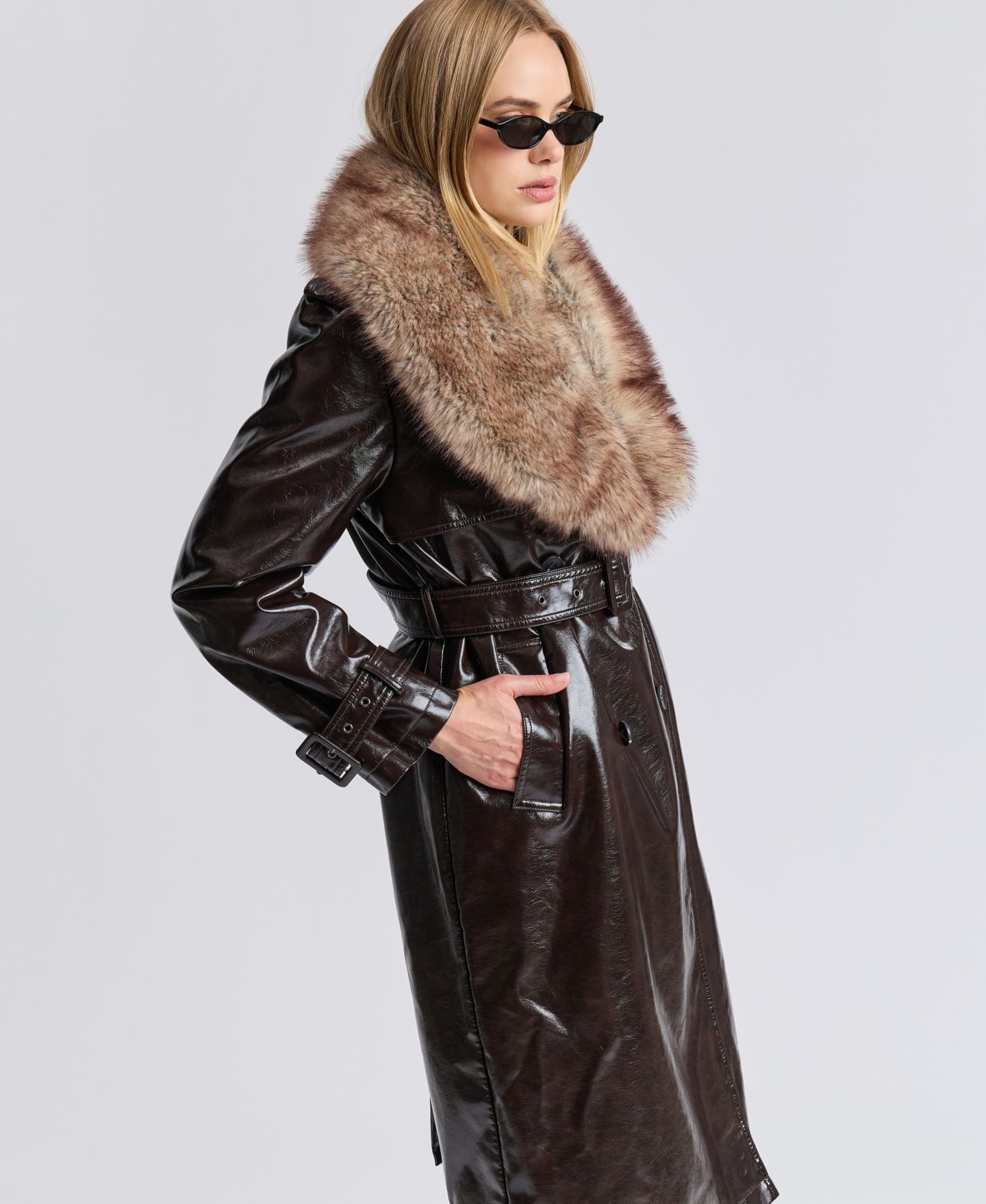 Женское пальто Avec Les Filles Double-Breasted Detachable Faux Fur Shawl Collar Trench, цвет: Тёмный коричневый — фото 4