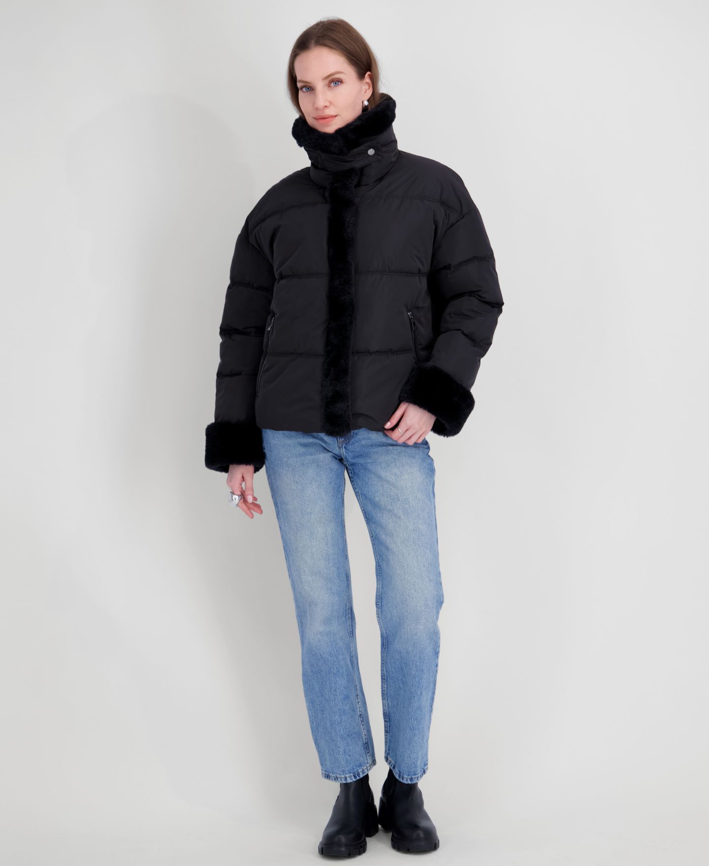 Женская куртка Tahari Water-Resistant Sherpa Cuff and Collar Short Puffer, цвет: Чёрный — фото 8