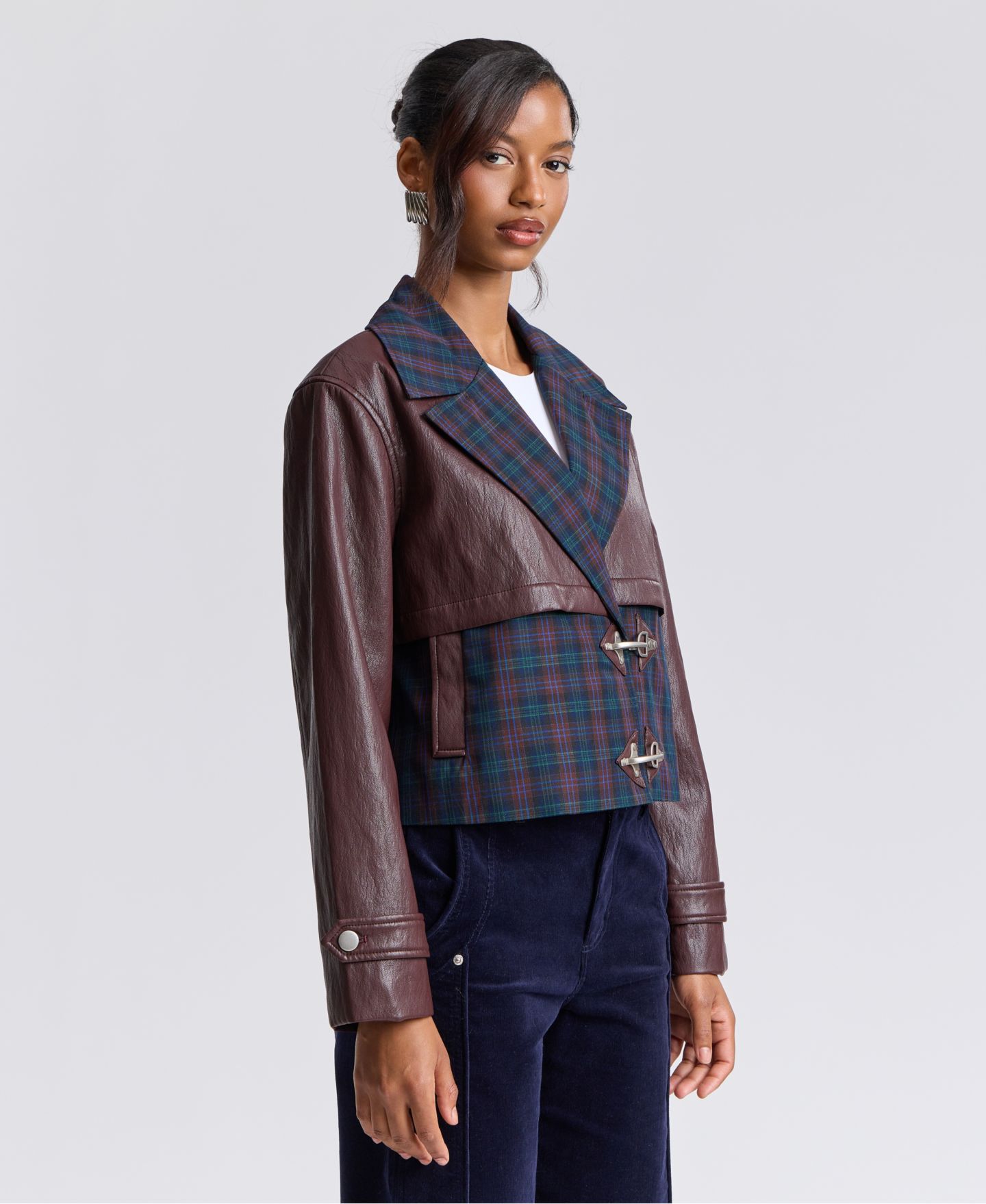 Женская куртка Avec Les Filles Cropped Colorblocked Spread Collar Trench, цвет: Синий клетчатый / Бордовый разноцветный — фото 5