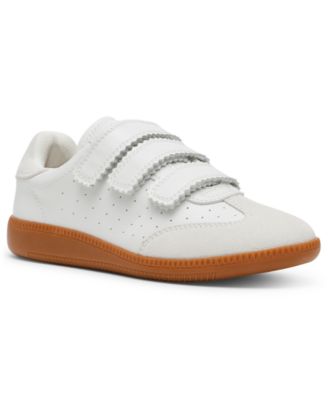 Women's Momentum Round Toe Sneakers