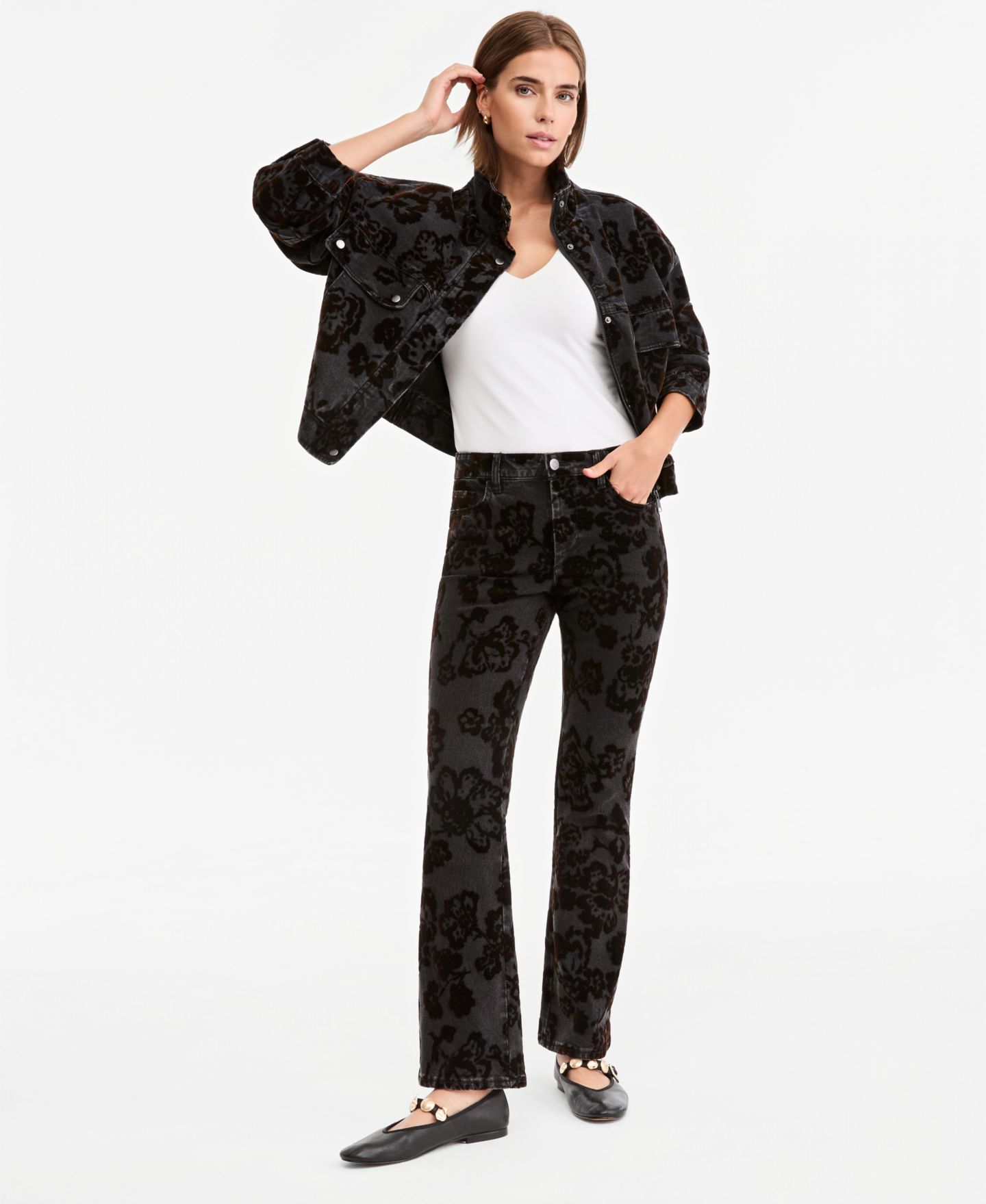 Женские брюки And Now This Petite Flocked Floral-Print Flared-Leg Denim, цвет: Тёмный коричневый — фото 1