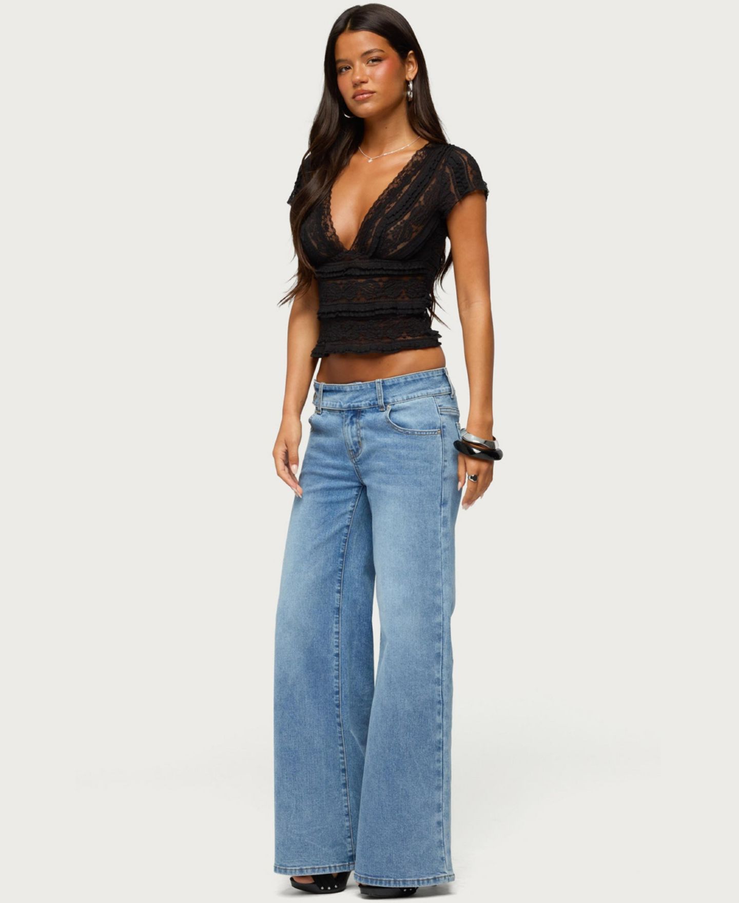 Женские джинсы Edikted Dale Low-Rise Straight-Leg Stretchy Jeans, 31" Inseam, цвет: Светлый синий потёртый — фото 3