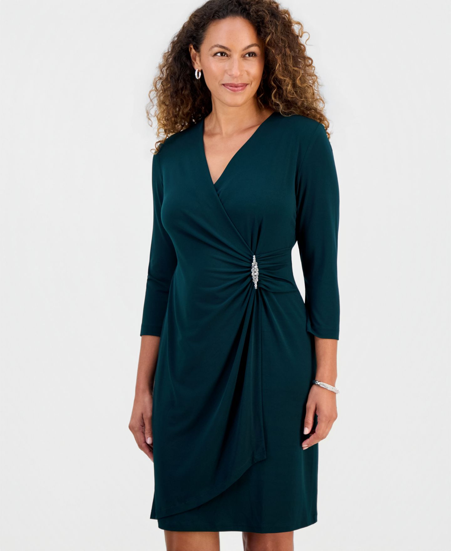 Женское платье Connected Petite Solid Jersey Mock Wrap V-Neck 3/4 Sleeve, цвет: Тёмно-зелёный — фото 2