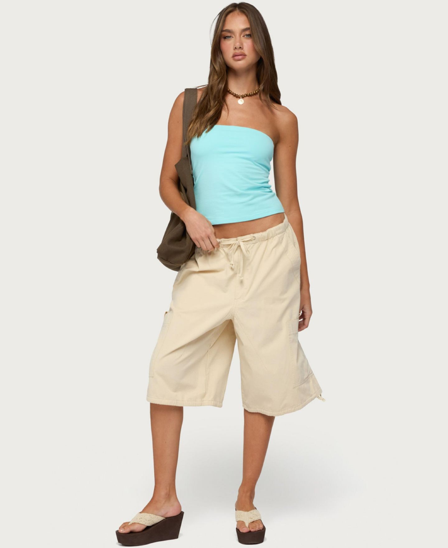 Женские шорты Edikted Pull-On Cargo Bermuda Shorts, 13" Inseam, цвет: Бежевый — фото 5
