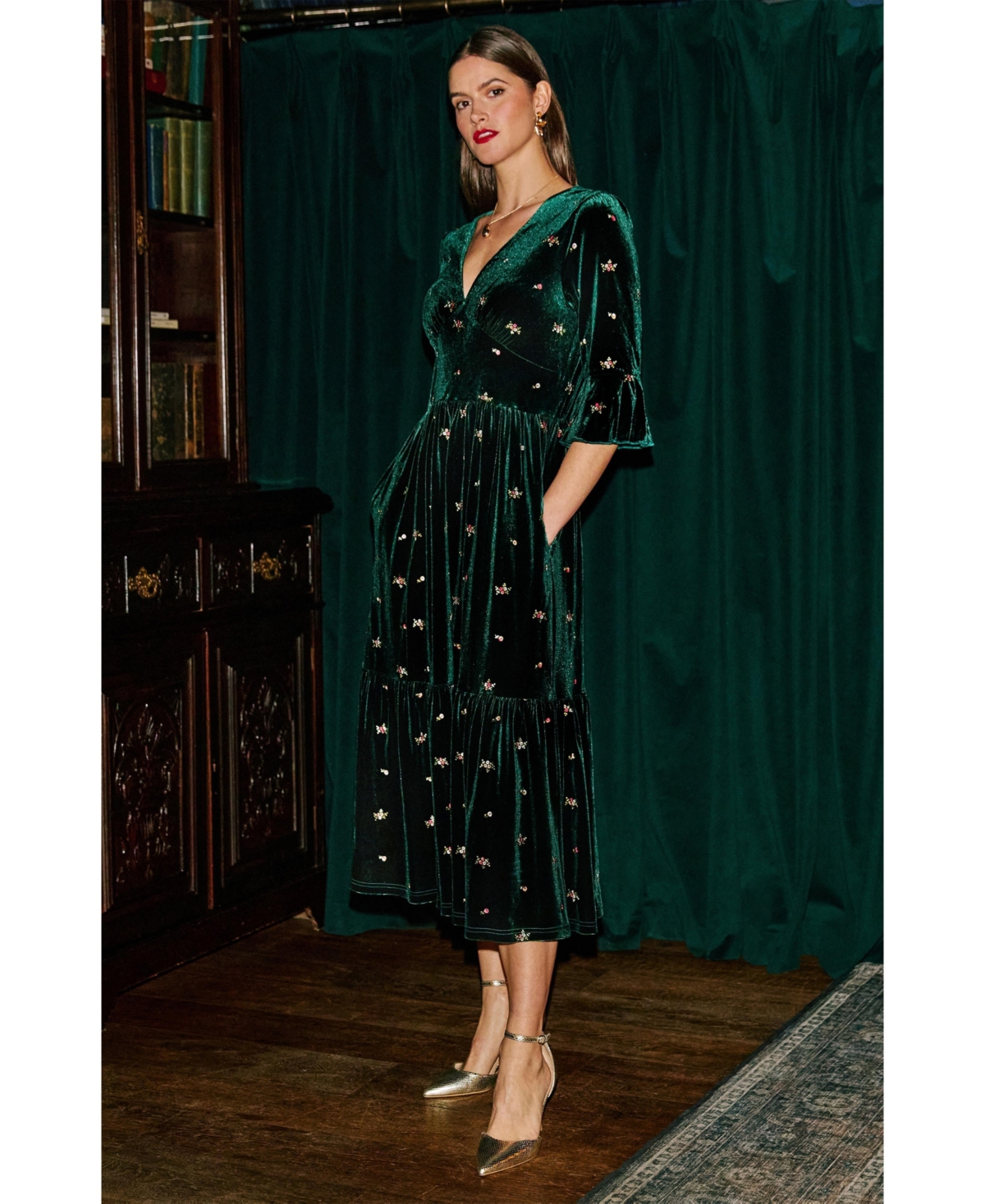 Yumi Women's Velvet Embroidered V-Neck Midi Dress