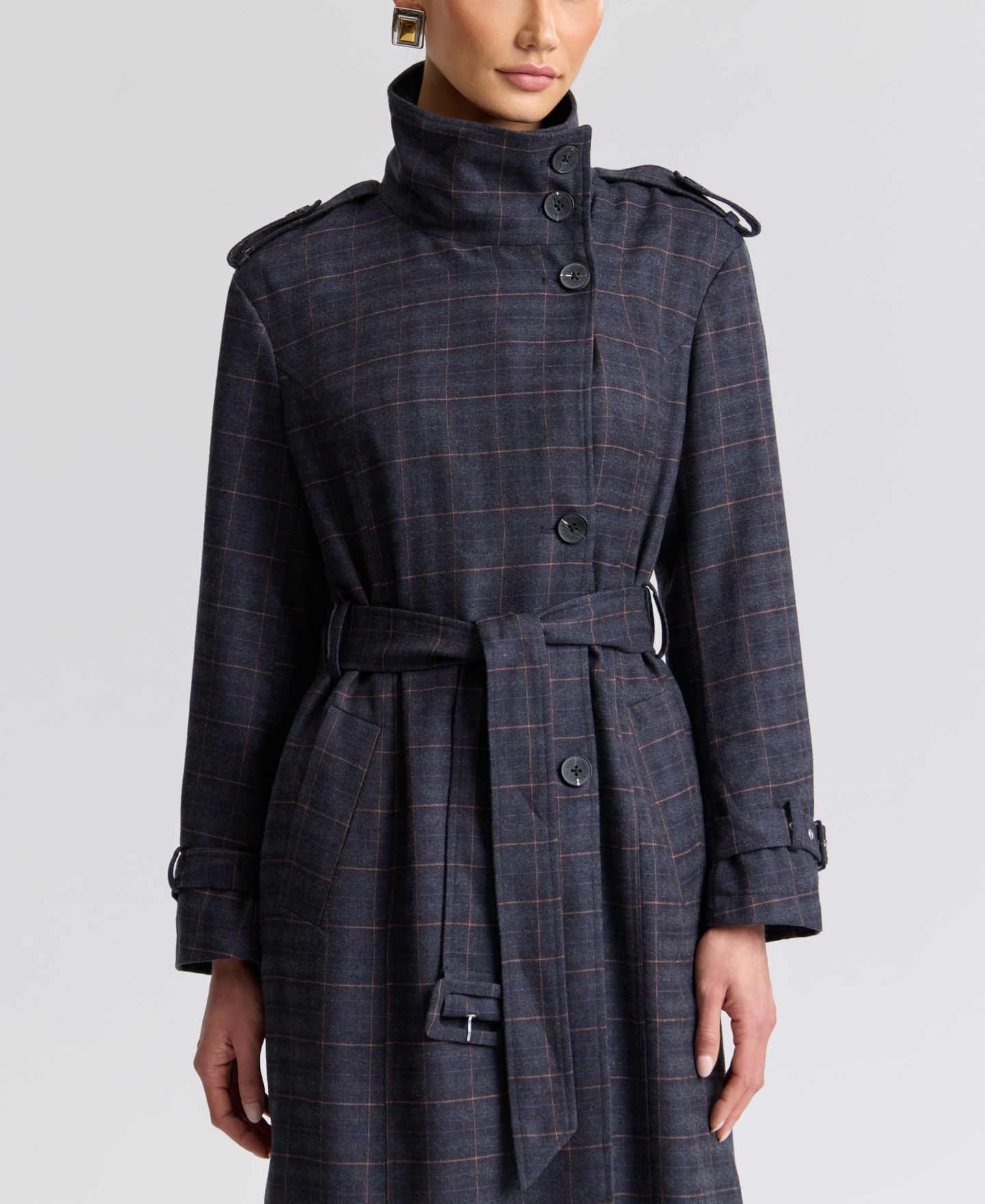 Женское пальто Avec Les Filles Plaid Funnel Neck Belted Trench, цвет: Тёмно-синий серый клетчатый — фото 7