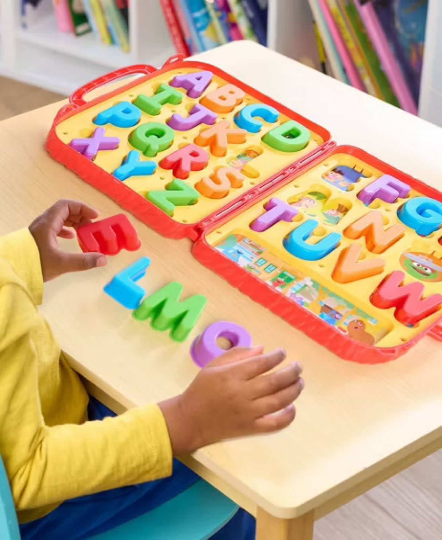 Детские игрушки Sesame Street On the Go Letters Fine Motor Skills 26-Piece Activity Set, от 2 лет — фото 2