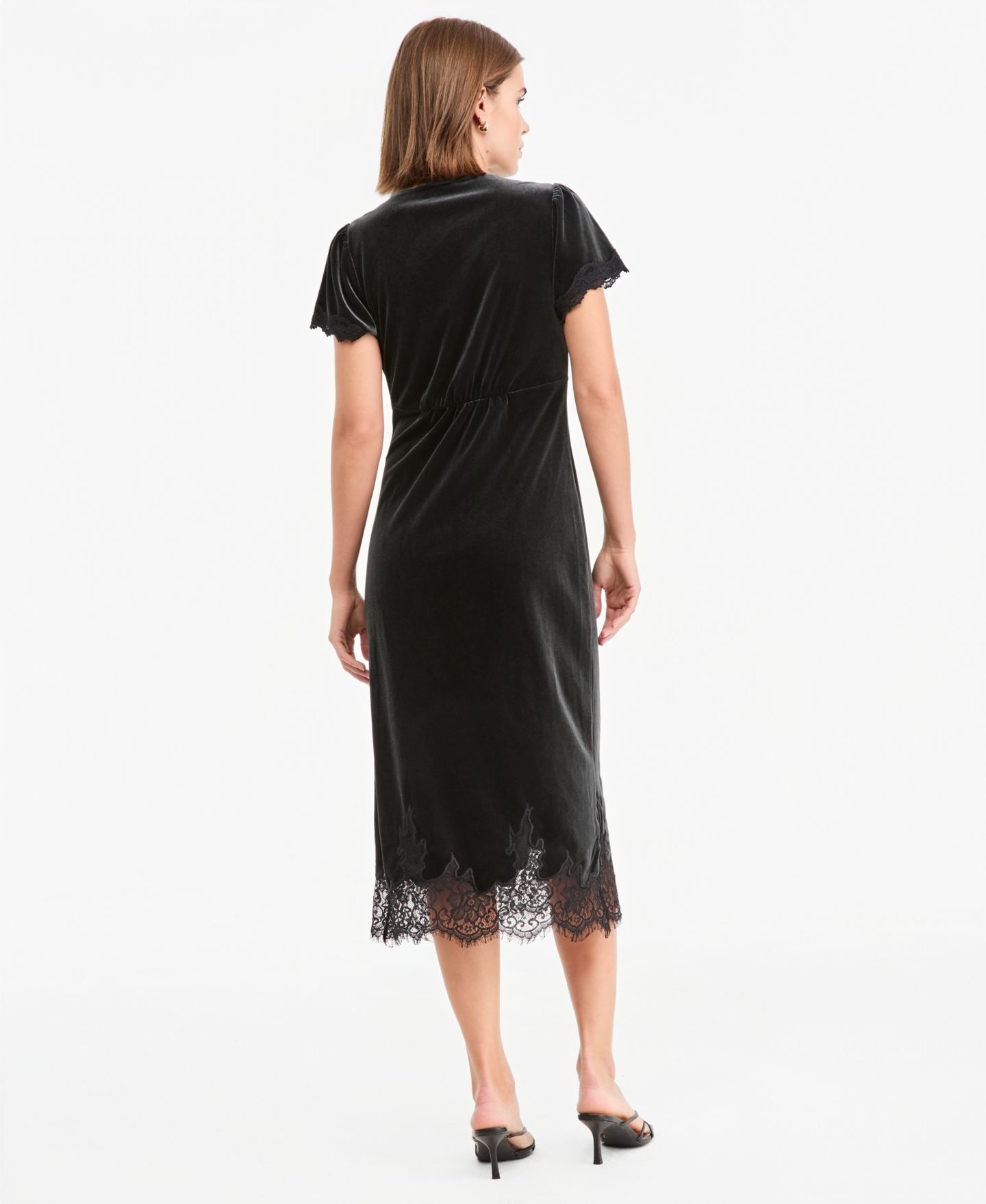 Женское платье And Now This Petite Velvet Lace-Trim Slip Midi, цвет: Глубокий чёрный — фото 3