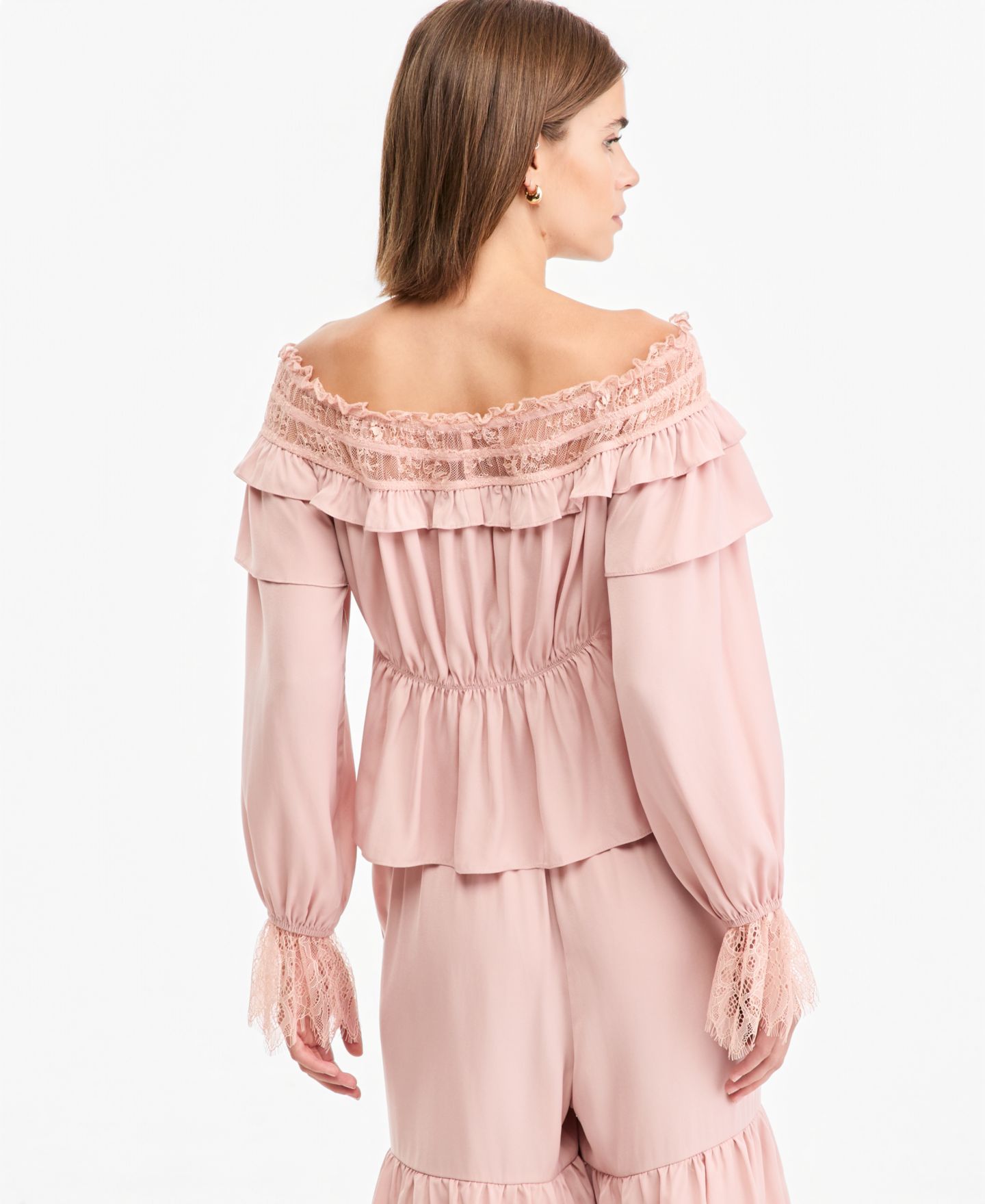 Женская блузка And Now This Petite Off-the-Shoulder Long Bell-Sleeve Ruffled-Trim Blouse, цвет: Розовый пыльный — фото 4