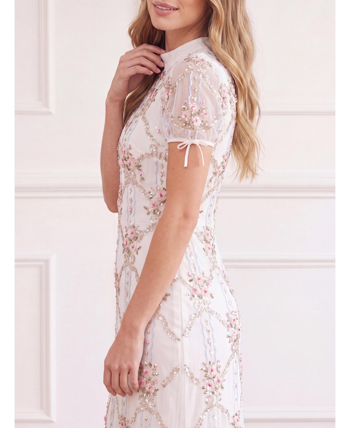 Женское платье Needle & Thread High-Neck Embroidered Maxi Gown, цвет: Меловой — фото 4