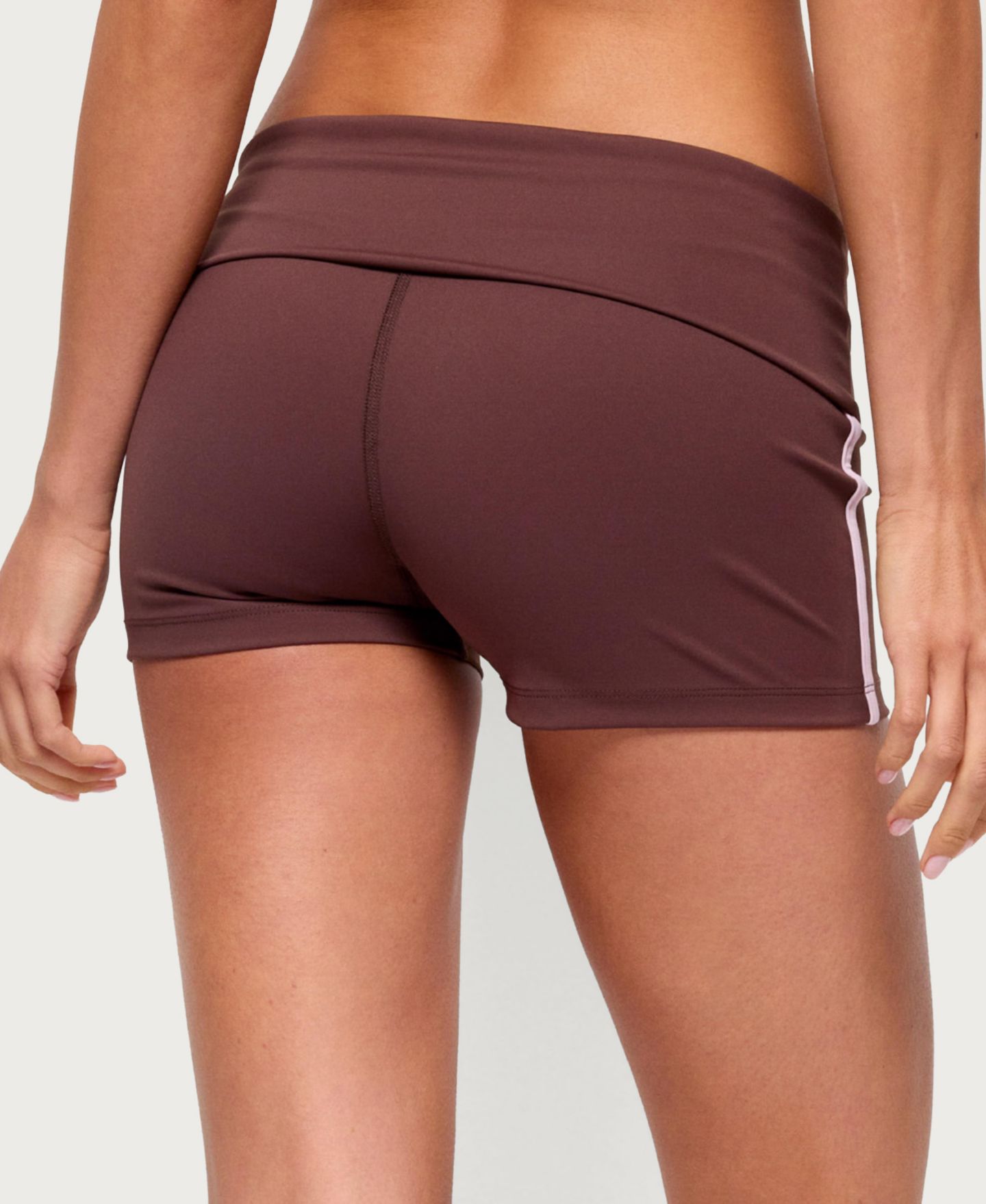 Женские шорты Edikted Ambar Contrast-Stripe Mid-Rise, 2" Inseam, цвет: Коричневый — фото 2