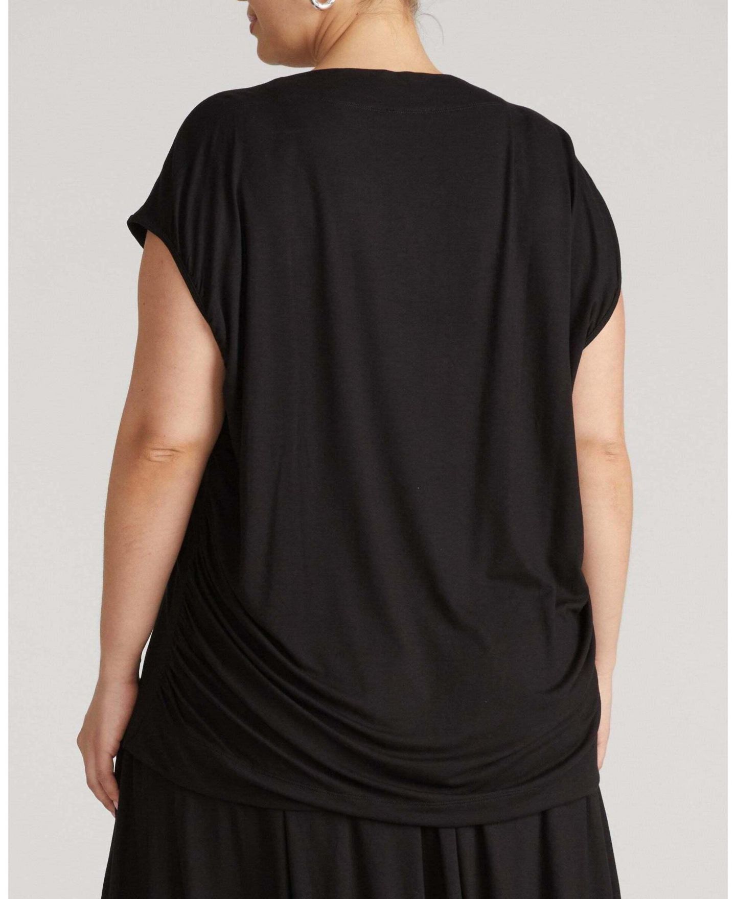 Женский топ Universal Standard Plus Size Alida Draped Liquid Jersey Boat-Neck, цвет: Чёрный — фото 2