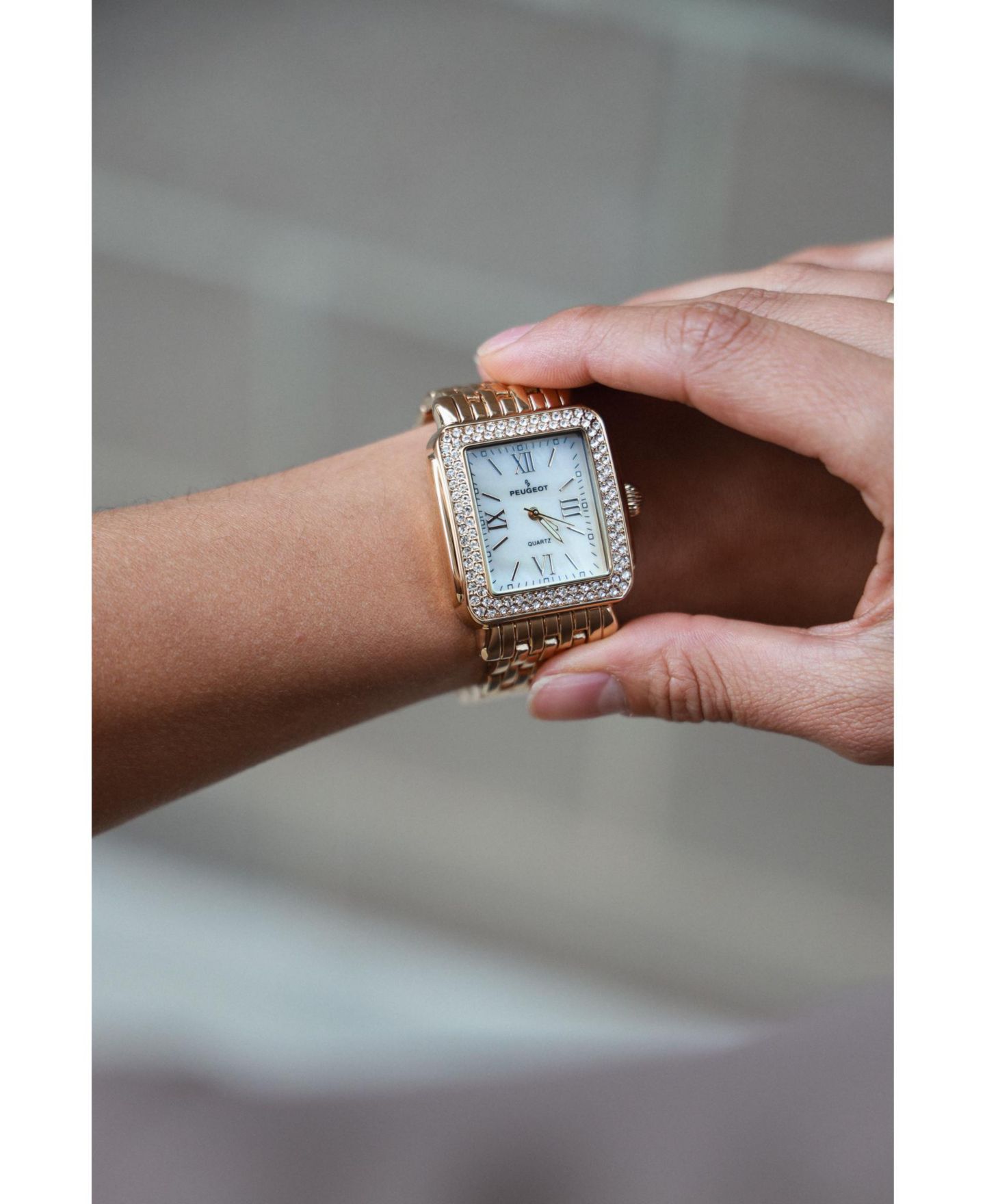 Женские часы Peugeot Gold Tank Bracelet Watch with Panther Link Gold-Tone Bracelet Strap, цвет: Золотой — фото 9