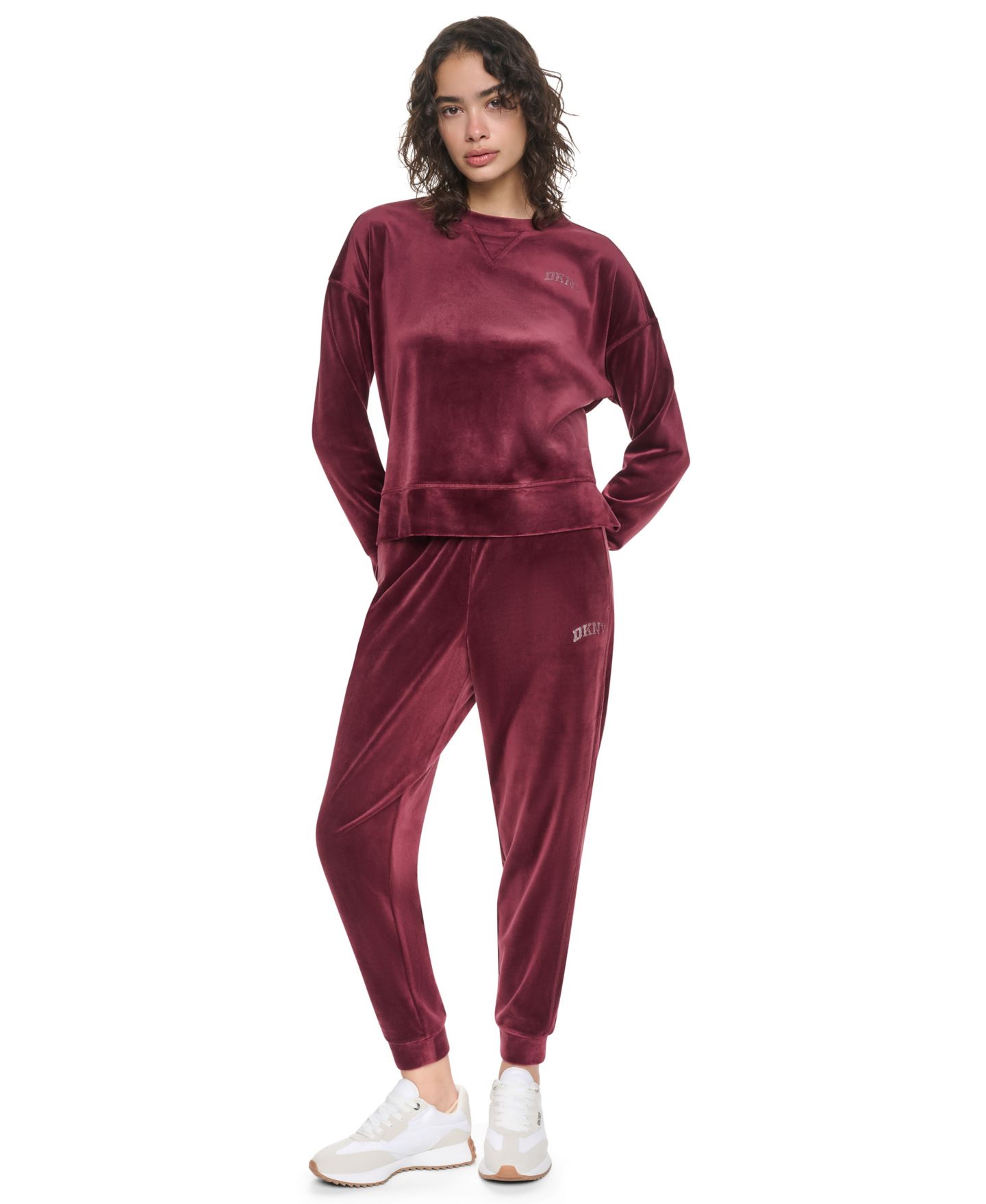 Женский свитер DKNY Sport Super-Soft Velour Relaxed-Fit High-Low Crewneck Pullover Top with Varsity Rhinestone Logo, цвет: Бордово-красный — фото 6