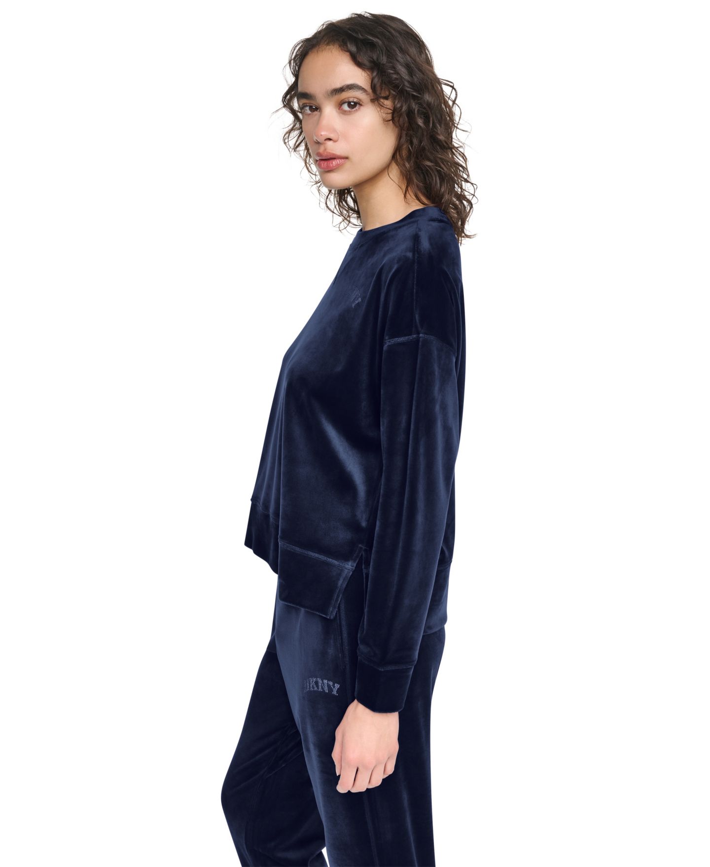 Женский свитер DKNY Sport Super-Soft Velour Relaxed-Fit High-Low Crewneck Pullover Top with Varsity Rhinestone Logo, цвет: Бордово-красный — фото 15