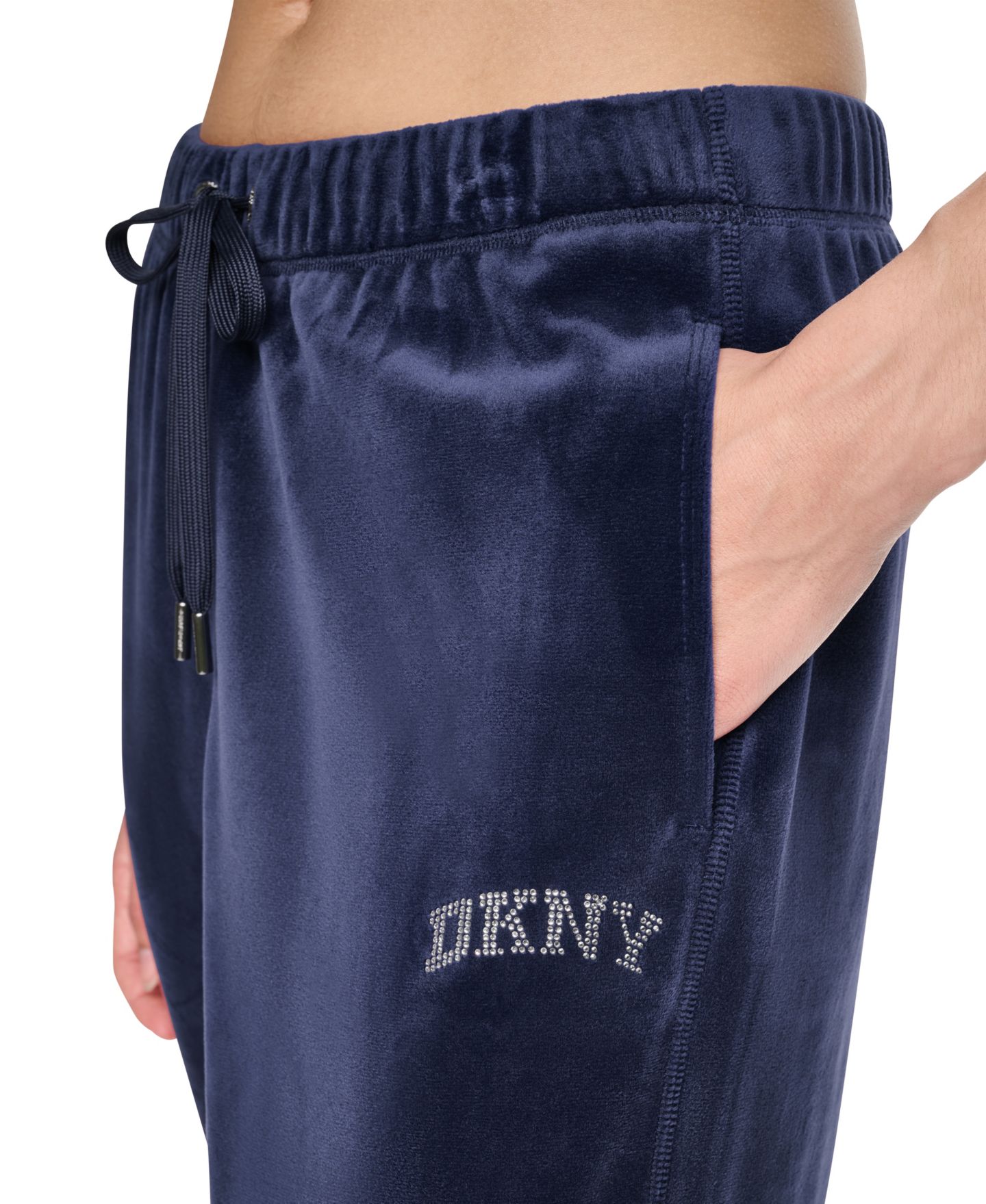 Женские брюки DKNY Sport Mid-Rise Super-Soft Velour Rhinestone Logo Jogger, цвет: Чёрный — фото 18