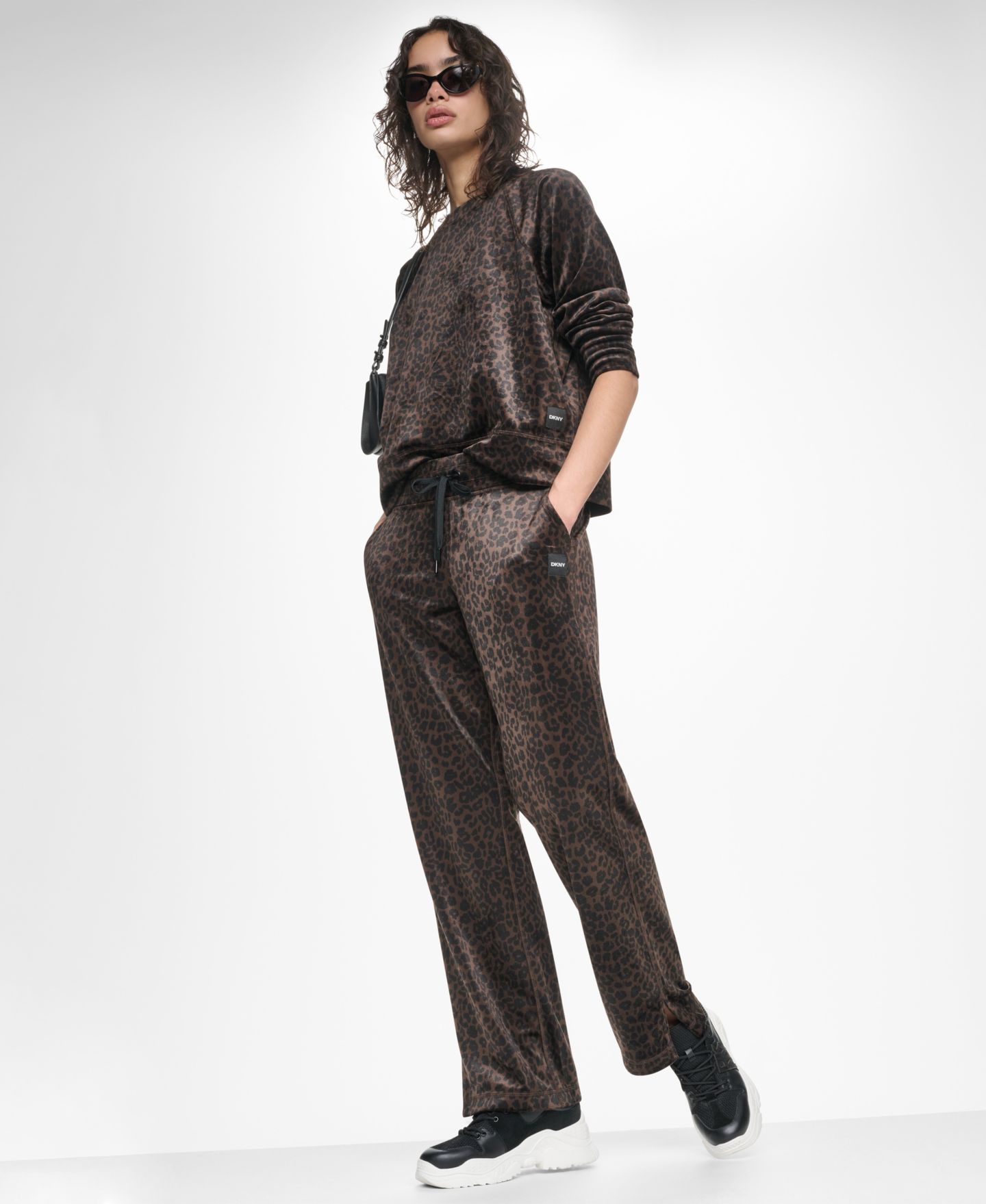 Женский свитер DKNY Sport Leopard-Print Super-Soft Velour Raglan Pullover Top, цвет: Леопардовый тёмно-коричневый — фото 8