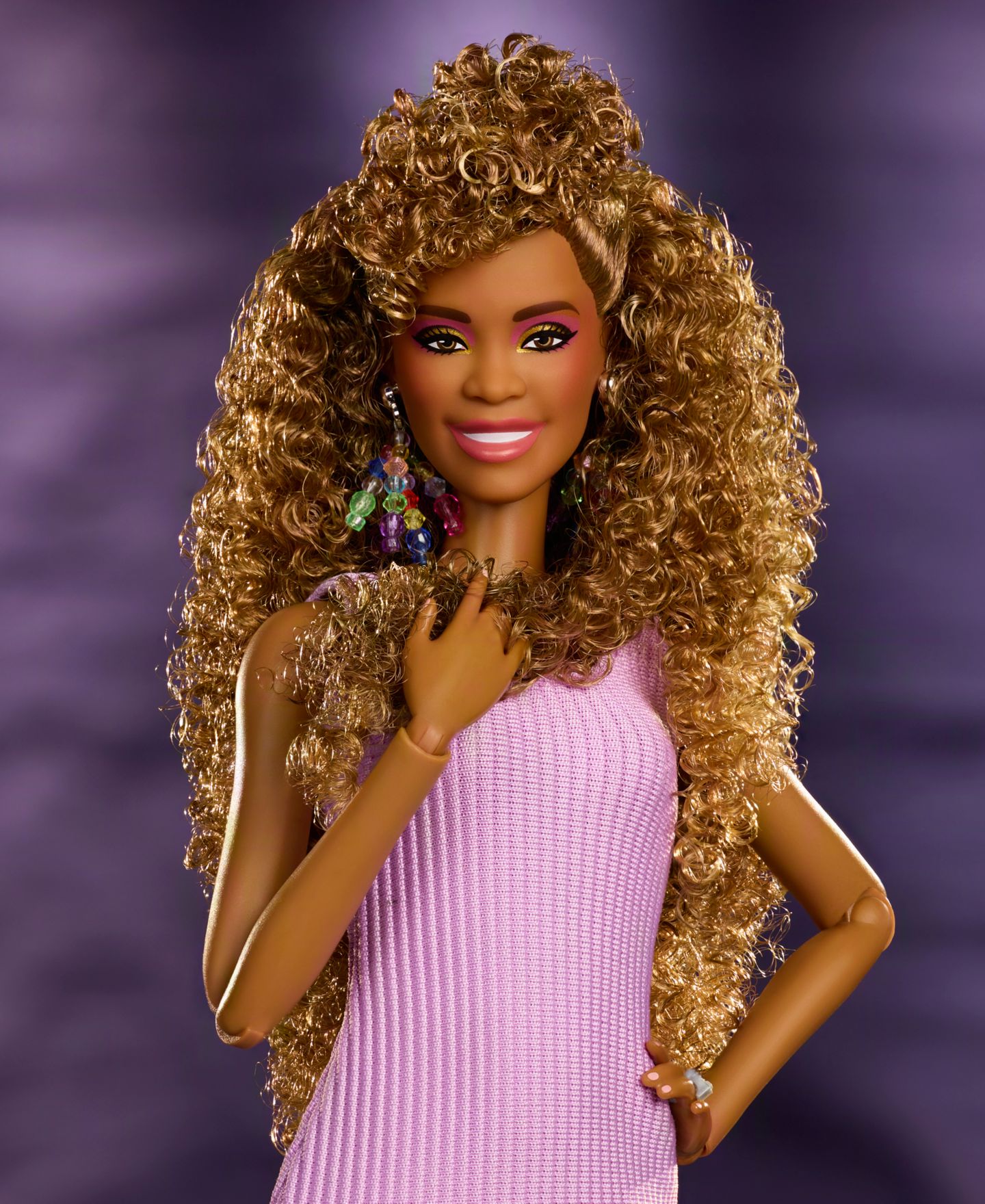 Детская кукла Barbie Whitney Houston Signature Collectible Doll with Iconic Dress from Music Video & Microphone, Ages 6+ — фото 2