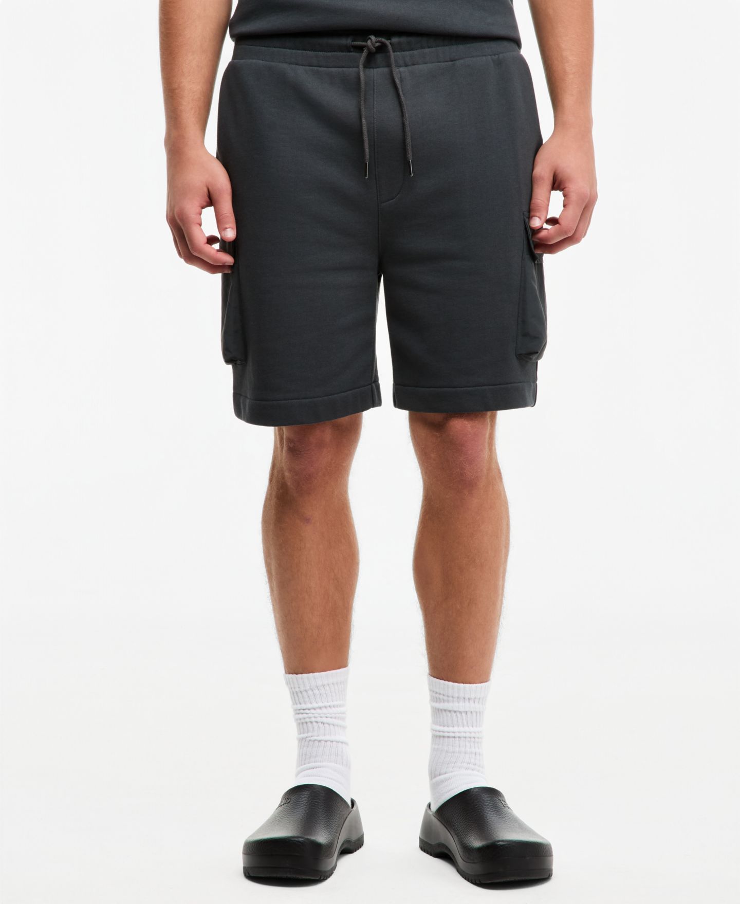 Мужские шорты Mode of One Regular-Fit Printed 7" French Terry Cargo, цвет: Чёрный песочный — фото 5