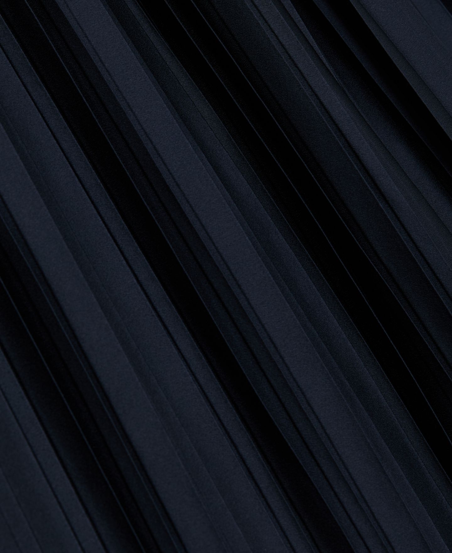 Женская юбка REISS Savannah Satin Pleated Slit Midi, цвет: Тёмно-синий — фото 4