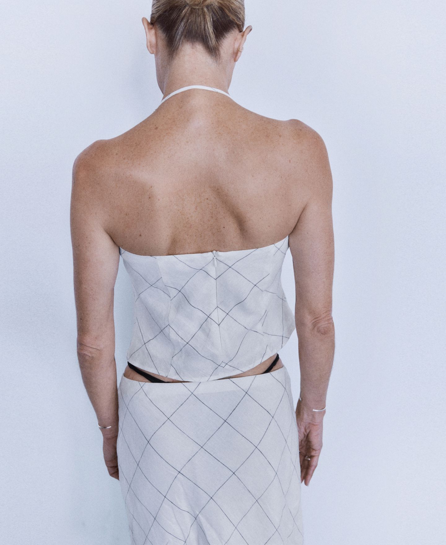 Женский топ Mango Halter Open Back Plaid Linen Crop, цвет: Белый — фото 3