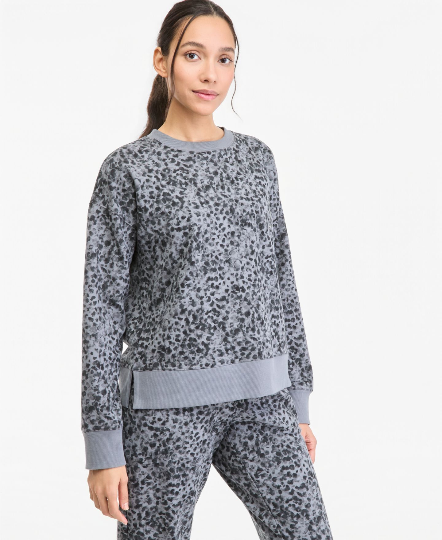 Женский свитер ID Ideology Soft Paw Animal-Print Long-Sleeve Fleece Crewneck Pullover, цвет: Soft Paw - Shark — фото 1