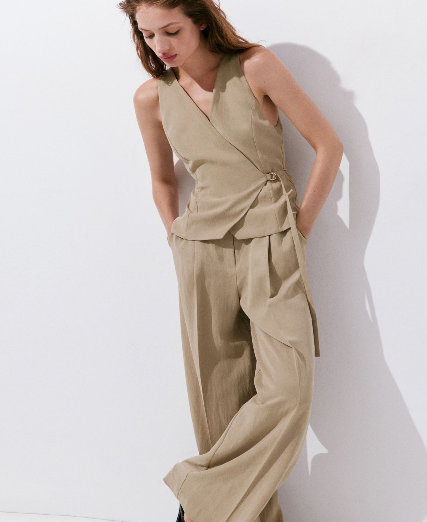 Женский комбинезон MANGO Crossover V-Neck Wide-Leg Sleeveless Jumpsuit, цвет: Средний коричневый — фото 4