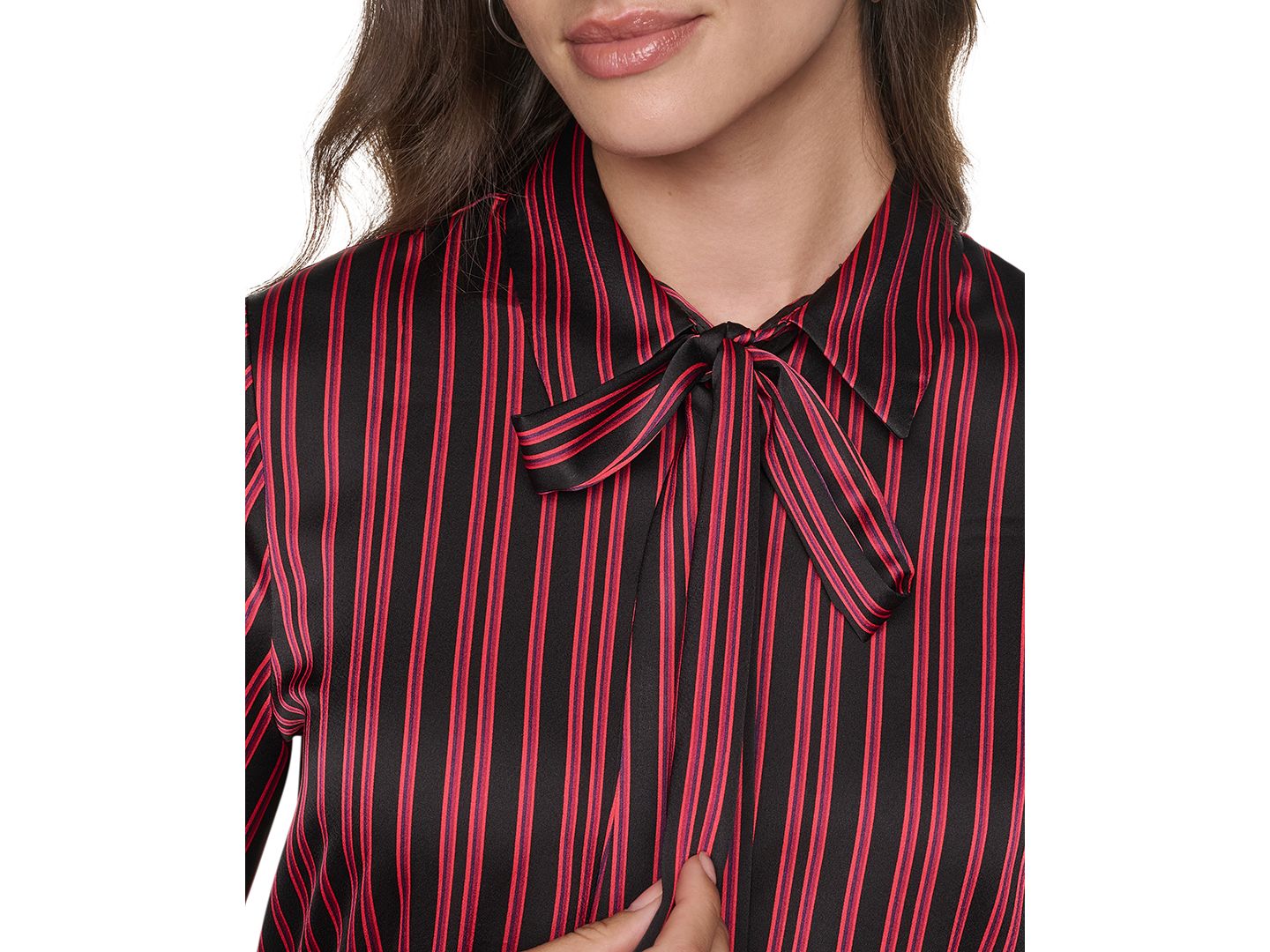 Женская блузка DKNY Petite Tie-Neck Button-Down Satin Long-Sleeve Blouse, цвет: Чёрный / Клюквенный — фото 4