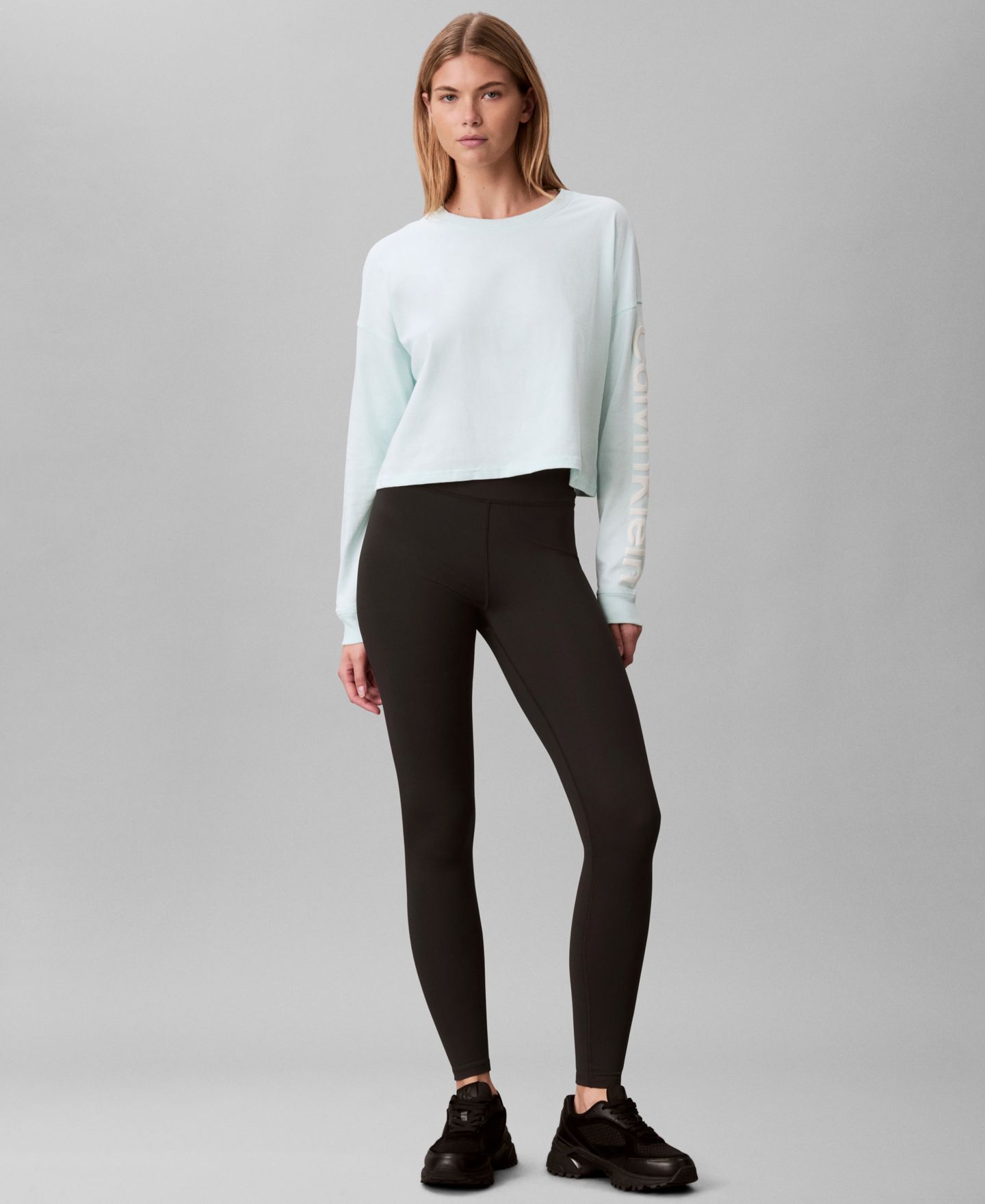 Женская футболка Calvin Klein Performance Puff Graphic Logo Long-Sleeve Cropped T-Shirt, цвет: Синий — фото 2