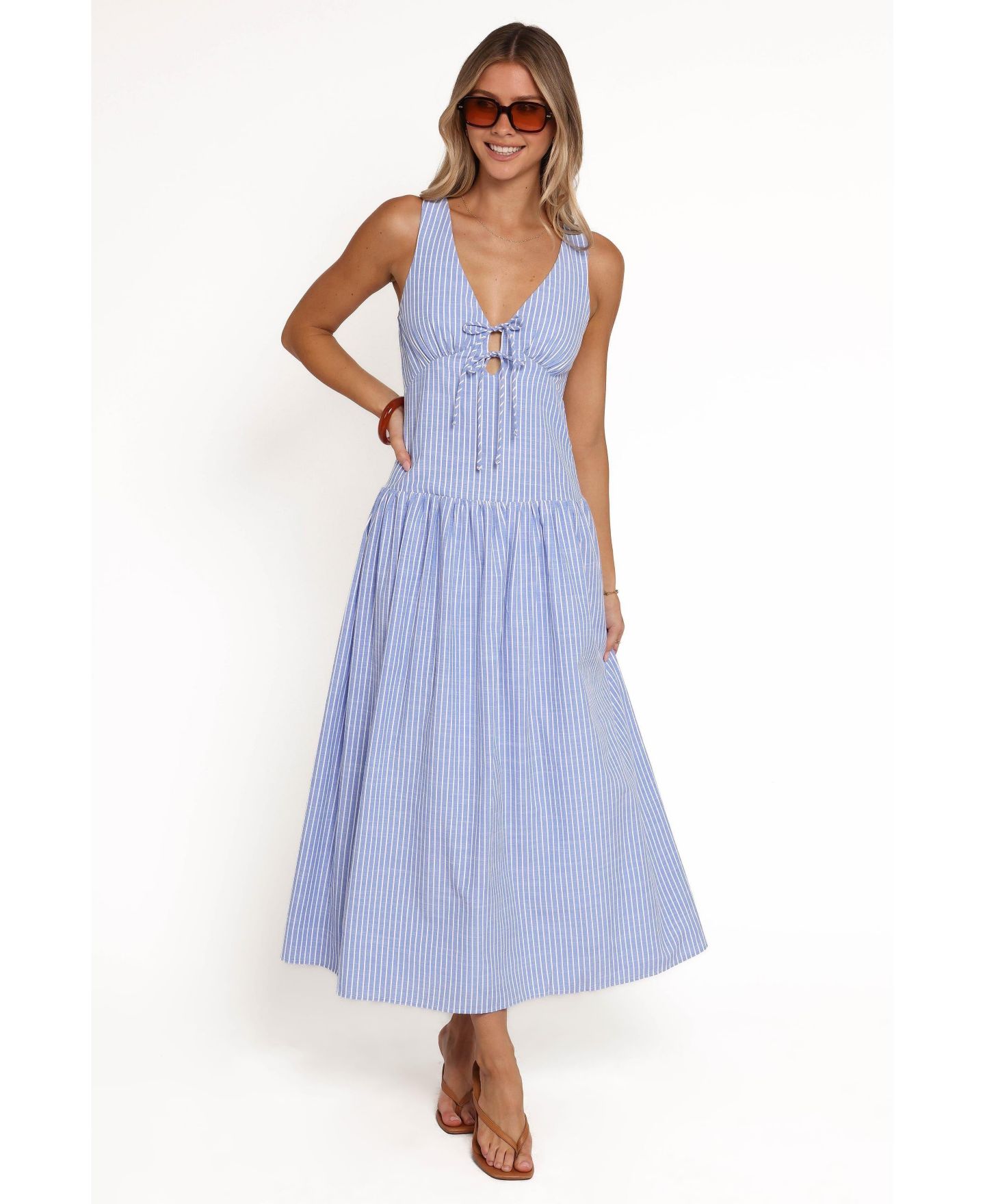 Женское платье Petal and Pup Vanessa V-Neck Striped Maxi, цвет: Тёмно-синий — фото 5