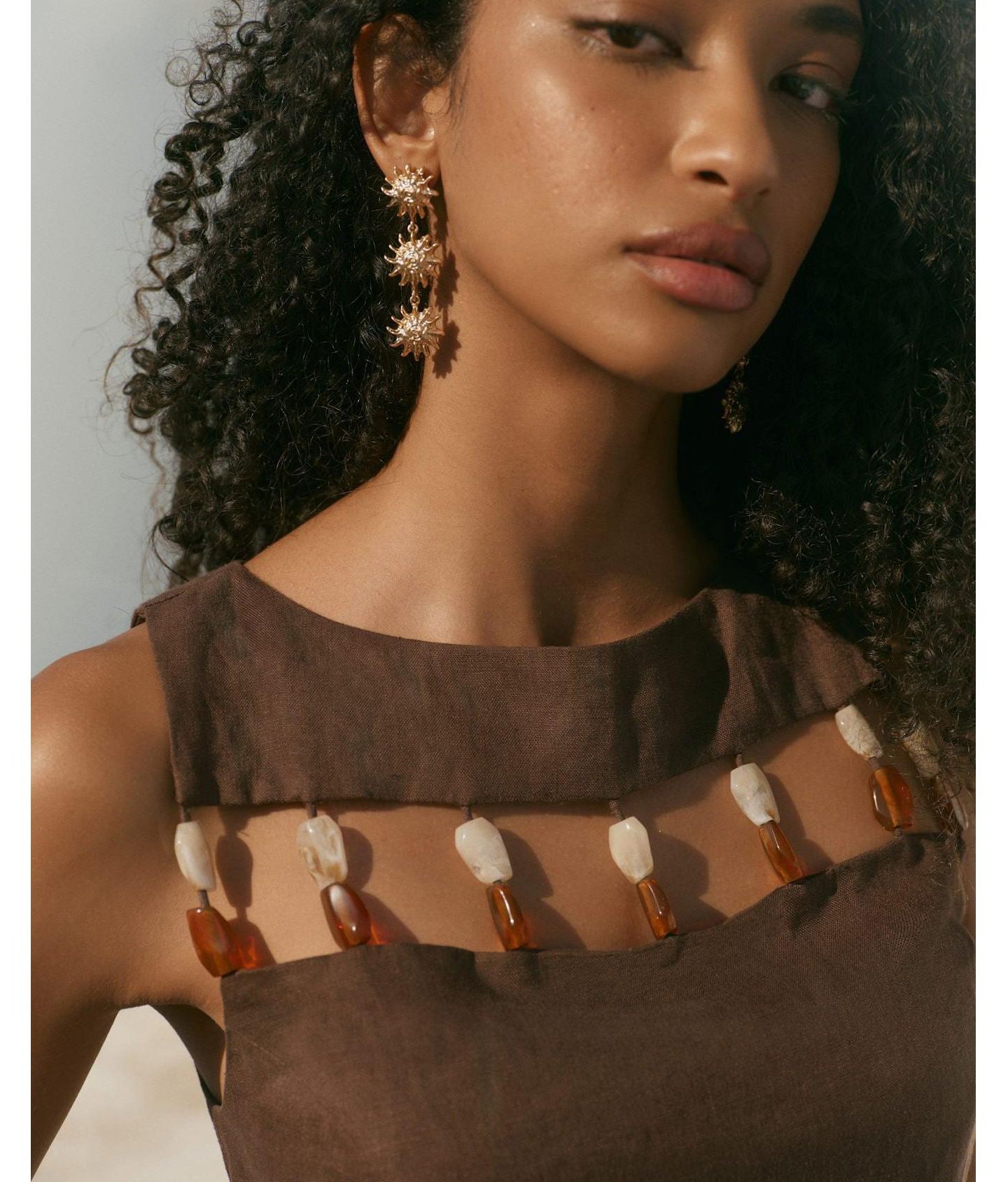 Женское платье Mint Velvet Beaded Cutout Mini, цвет: Коричневый — фото 2