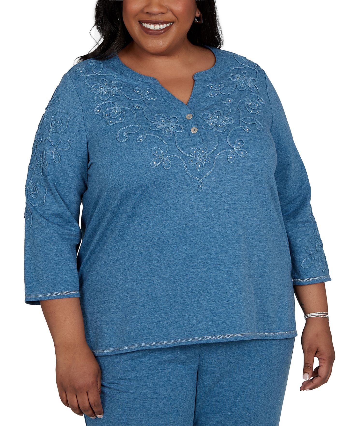 Женский топ Alfred Dunner Plus Size 3/4-Sleeve Henley, цвет: Джинсовый меланжевый — фото 1