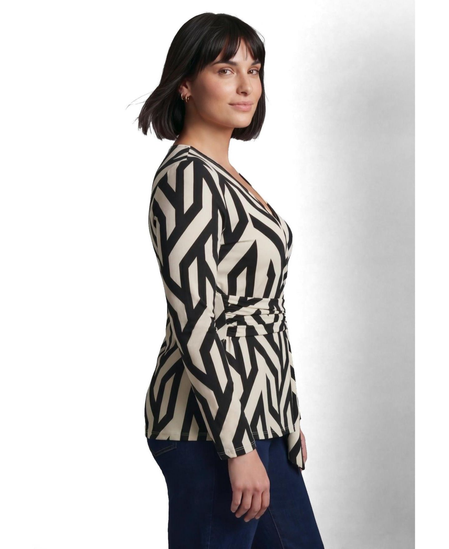 Женский топ Avenue Plus Size Delia Draped Asymmetrical, цвет: Чёрная слоновая кость — фото 2