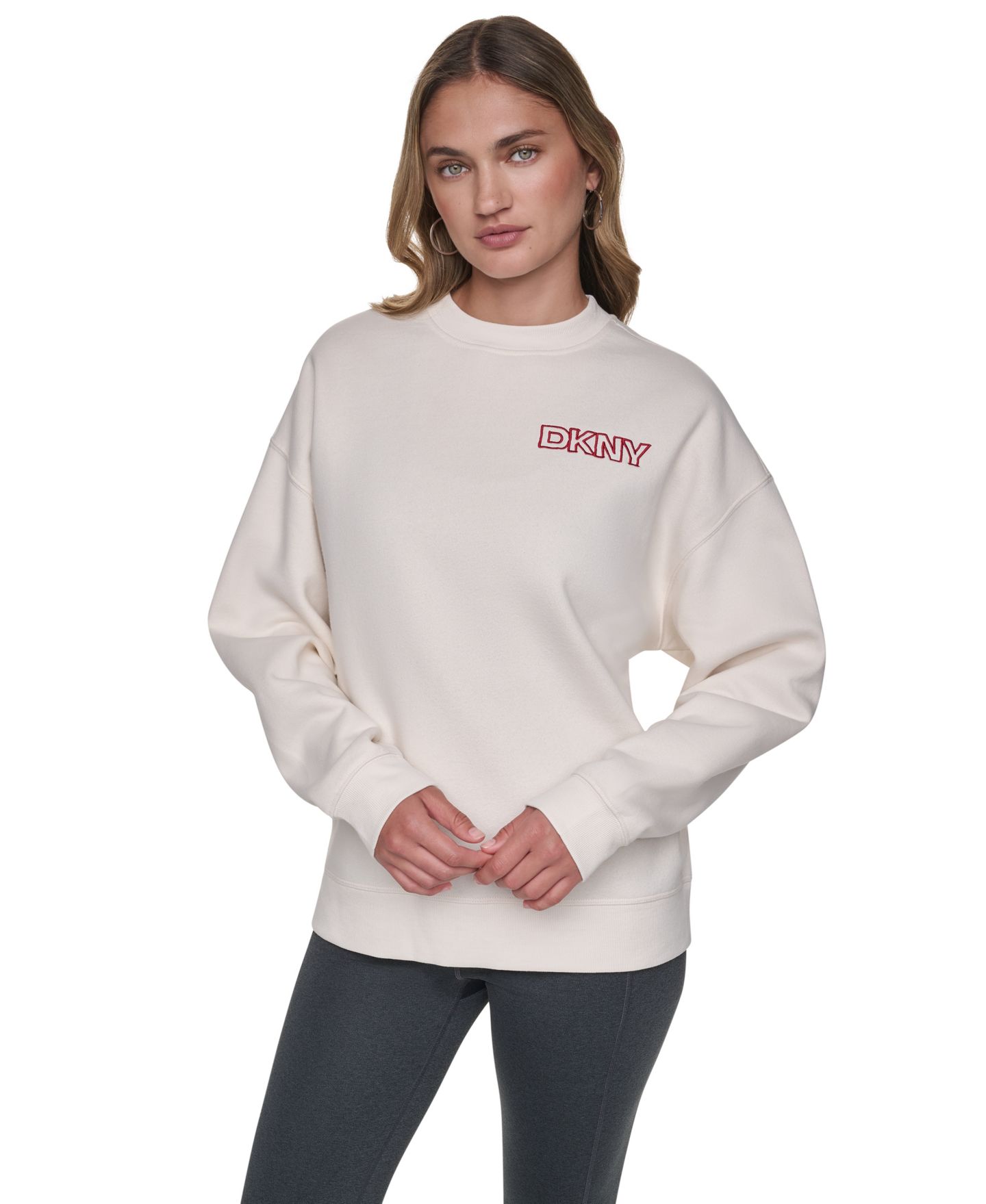 Женский свитер DKNY Sport Oversized Crewneck Embroidered Pullover, цвет: Сливочный / Рубиновый — фото 1