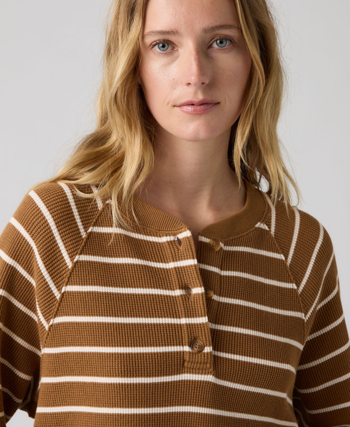 Женский топ Levi's Lassen Henley Long Sleeve Top, цвет: Полосатый коричневый — фото 3