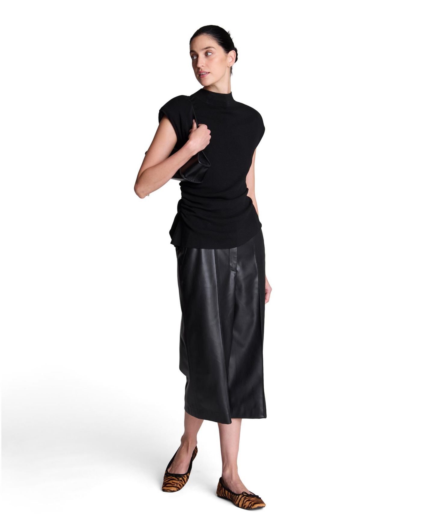 Женские шорты Kenneth Cole High-Waisted Faux-Leather High Rise Pintuck Long Short, цвет: Чёрный — фото 2