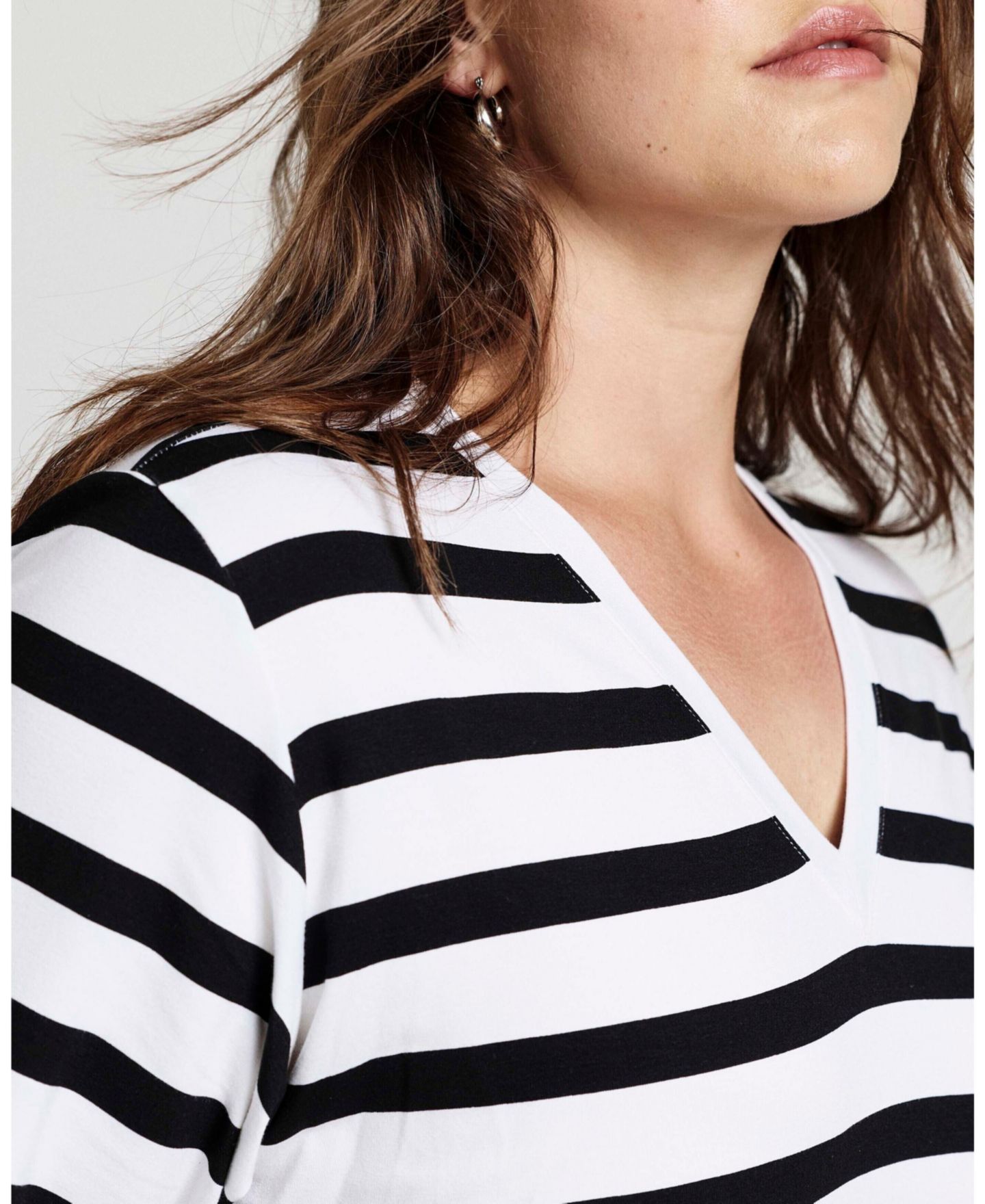 Женская футболка Universal Standard Plus Size Maia Pima Cotton-Blend Stovepipe V-Neck, цвет: Чёрный / Белый полосатый — фото 4