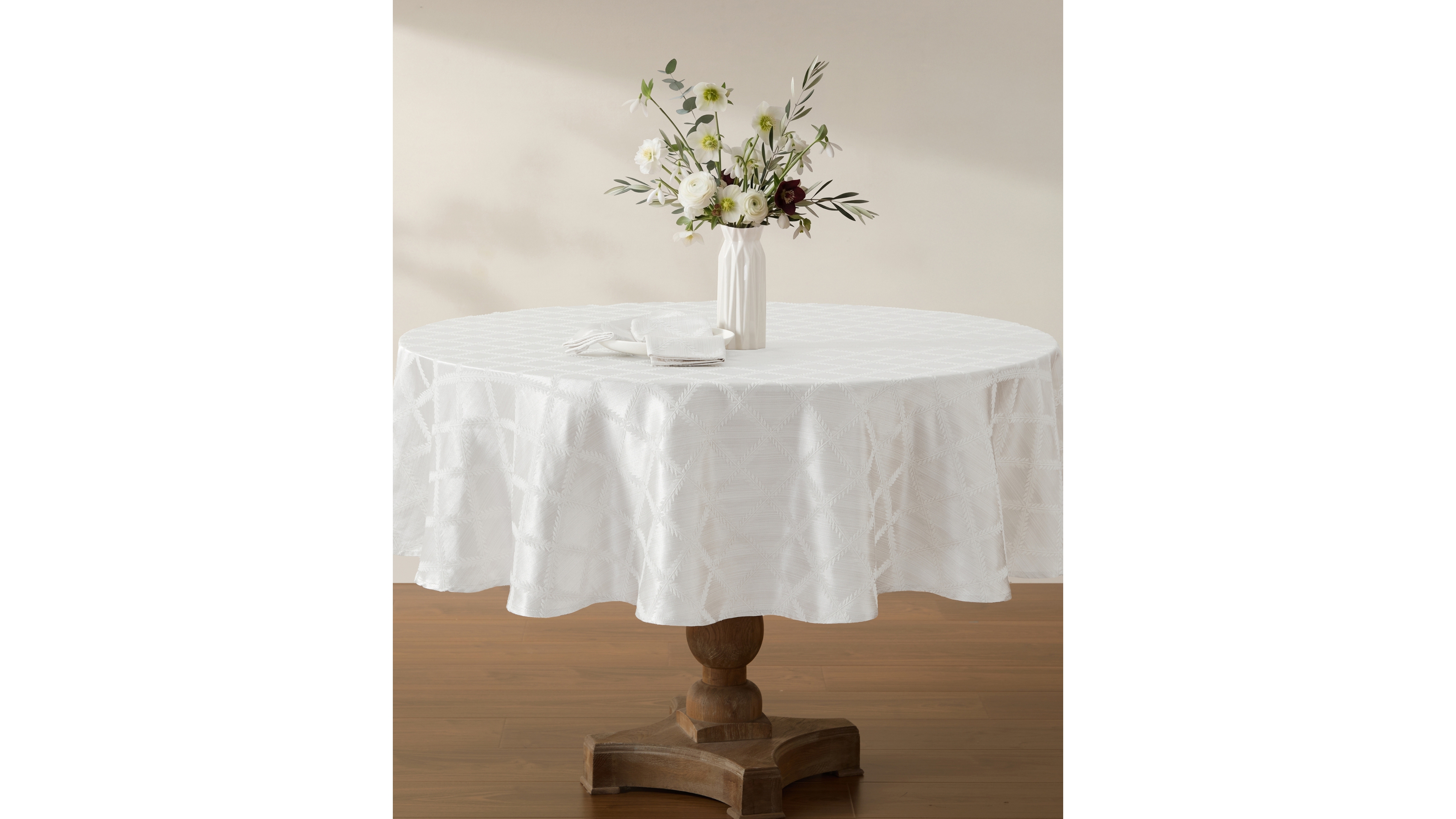 Lenox Laurel Leaf Oval White Tablecloth 70 x 104