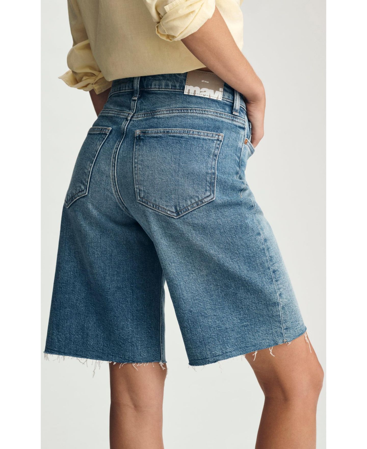 Женские шорты Mavi Jeans Erika Mid-Rise Denim Raw-Hem Bermuda, 11.5" Inseam, цвет: Синий — фото 5