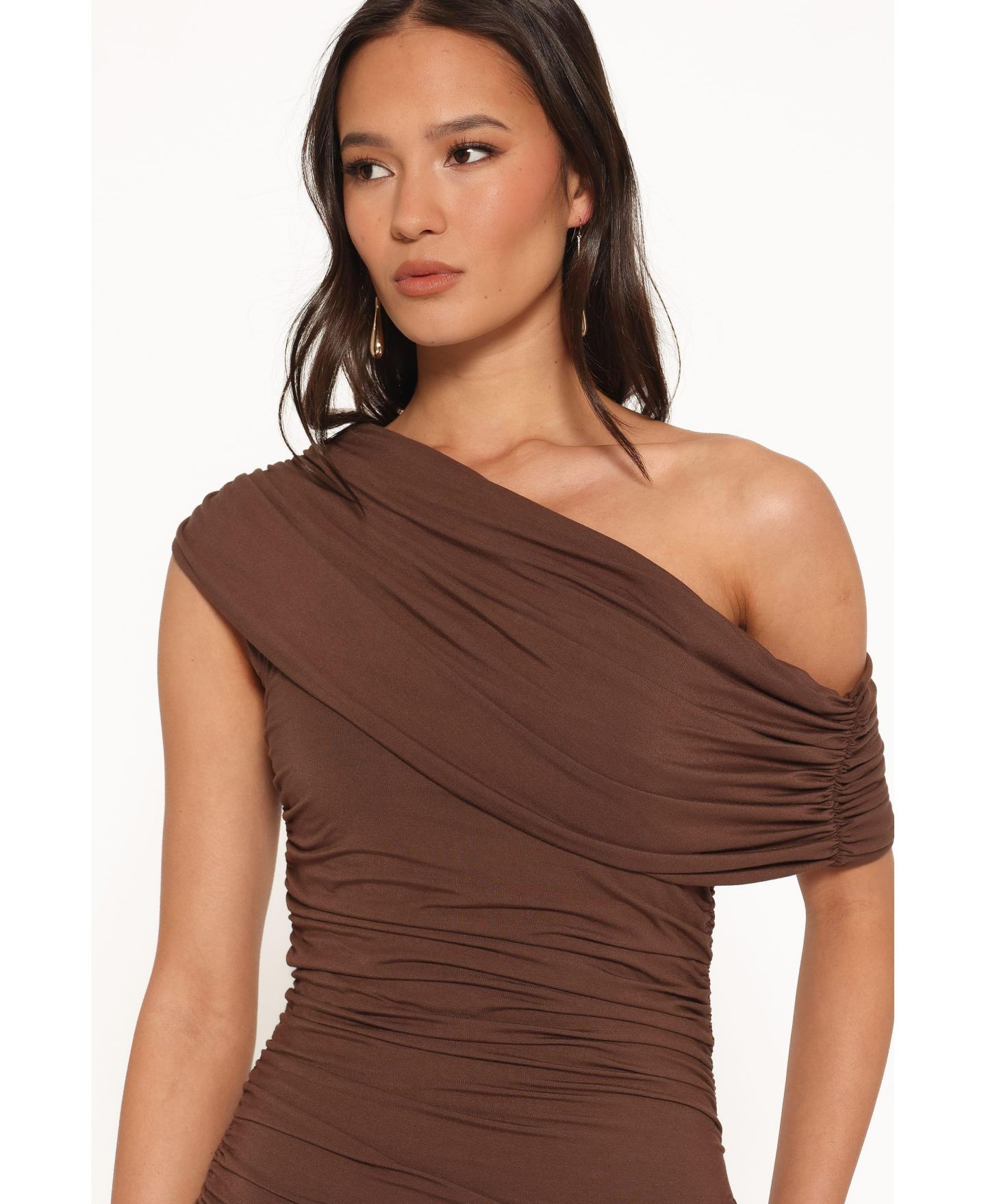 Женское платье Petal and Pup Sharmay Asymmetrical Off-Shoulder Ruched Wedding Guest Maxi, цвет: Коричневый — фото 4