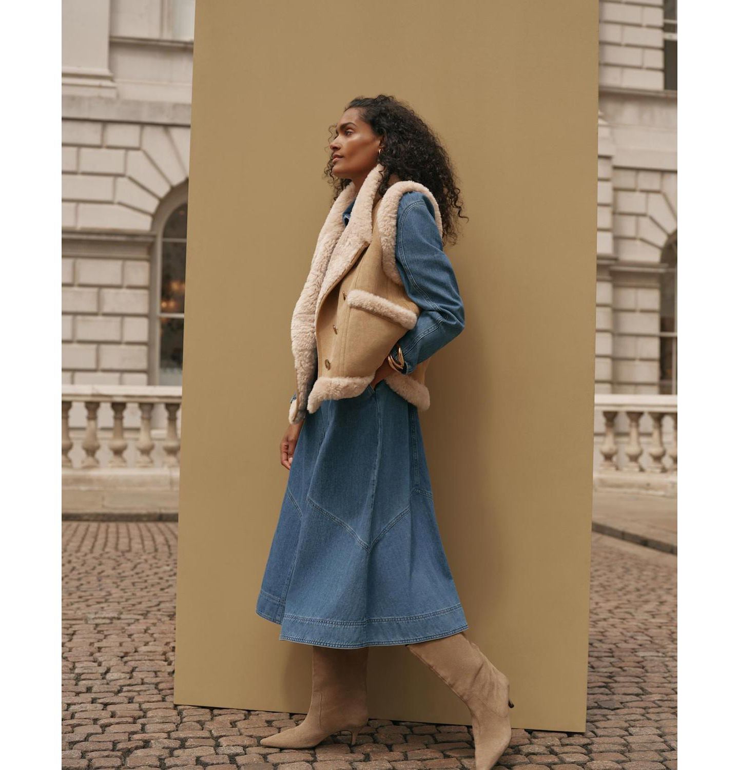 Женский жилет Mint Velvet Suede Faux Fur, цвет: Верблюжий — фото 3