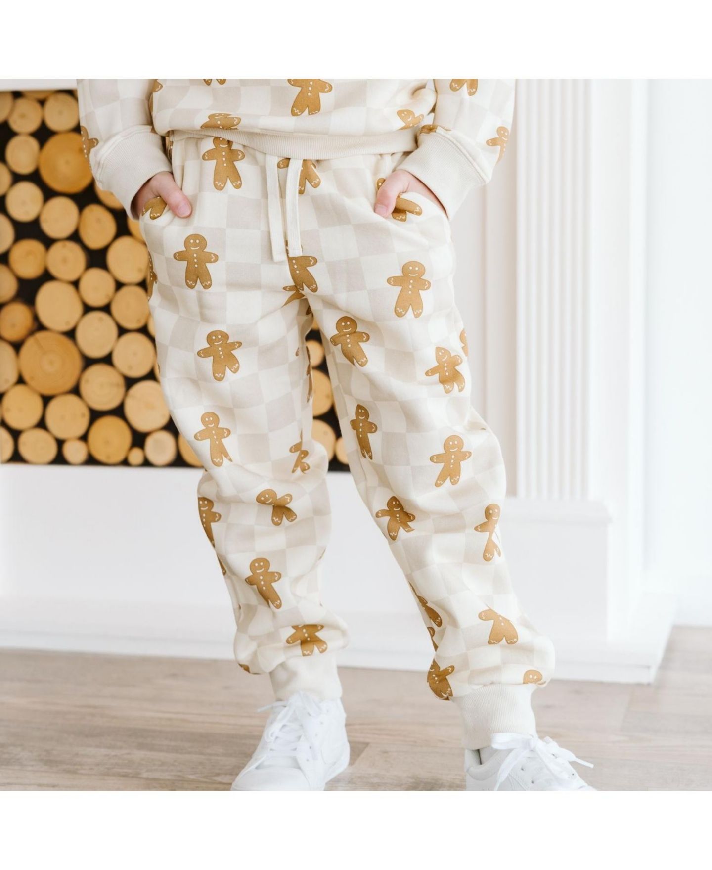 Брюки Sweet Wink Gingerbread Holiday Fleece-Lined Joggers для мальчиков-малышей, цвет: Слоновая кость — фото 4